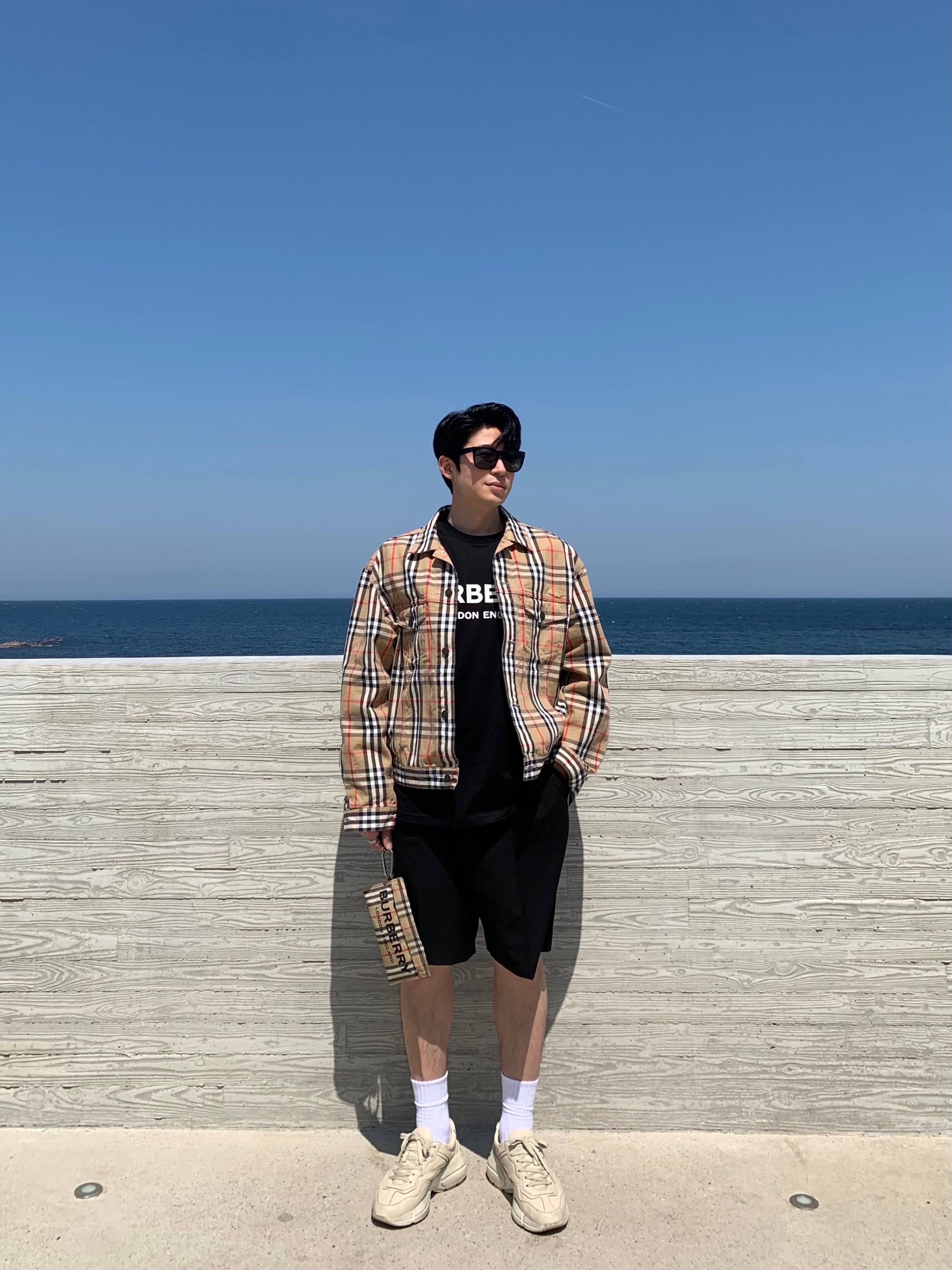 Burberry Logo Print Cotton T-Shirt Black, Supreme x Burberry Denim Trucker Jacket Beige - 22SS 착용 스타일 - 1