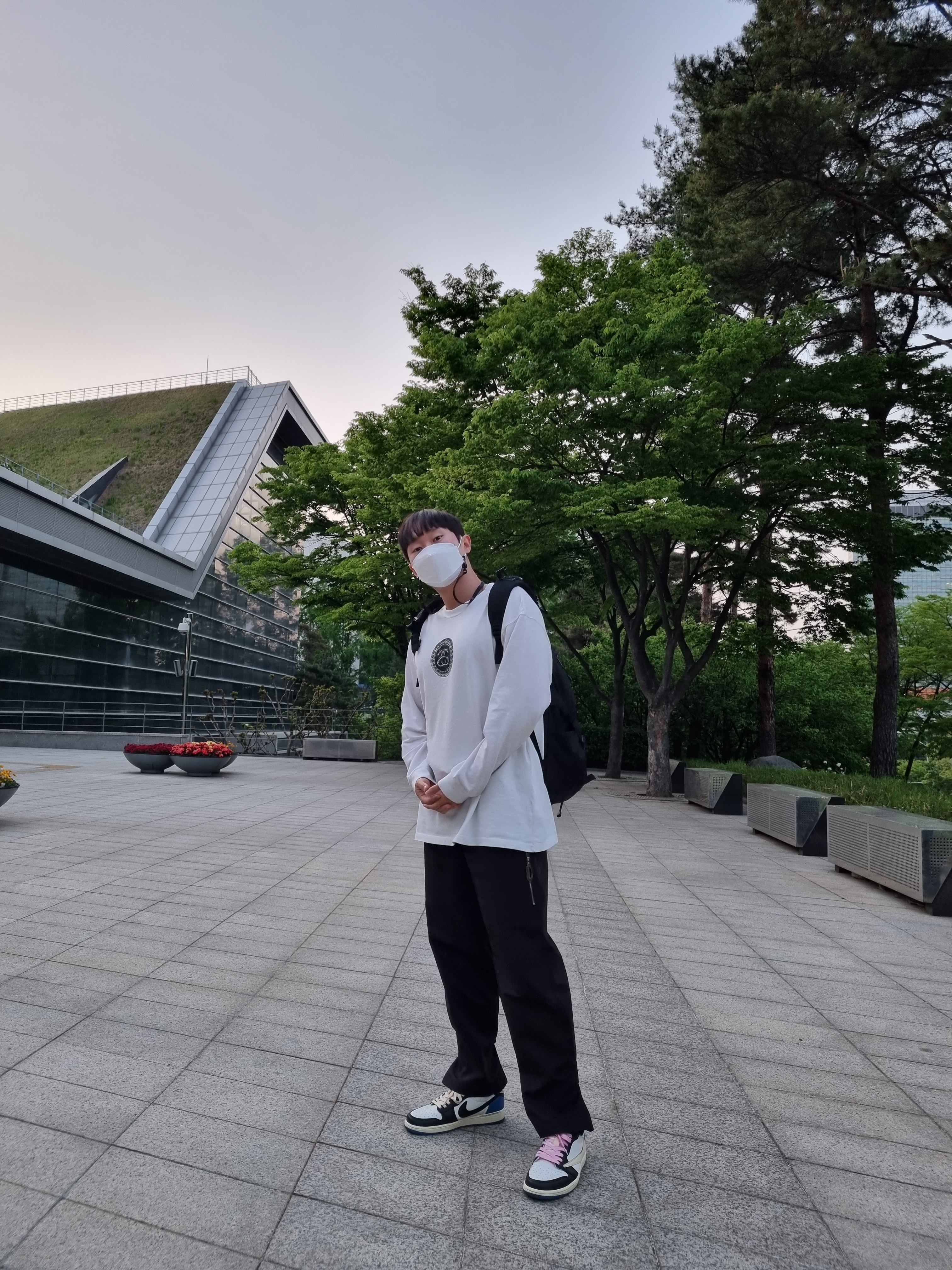 Jordan 1 x Travis Scott x Fragment Retro Low OG SP Military Blue, Nike x Stussy Big Swoosh LS T-Shirt White - US/EU 착용 스타일 - 1