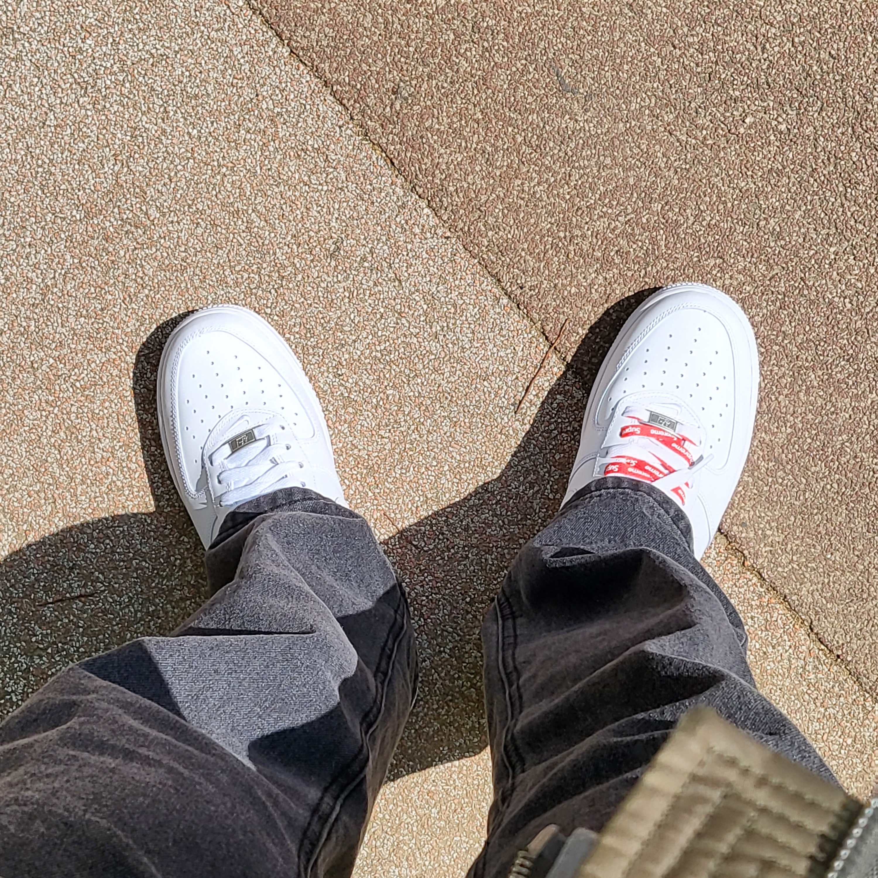 Nike x Supreme Air Force 1 Low White, Jordan 1 Retro High OG Royal Toe 착용 스타일 - 2