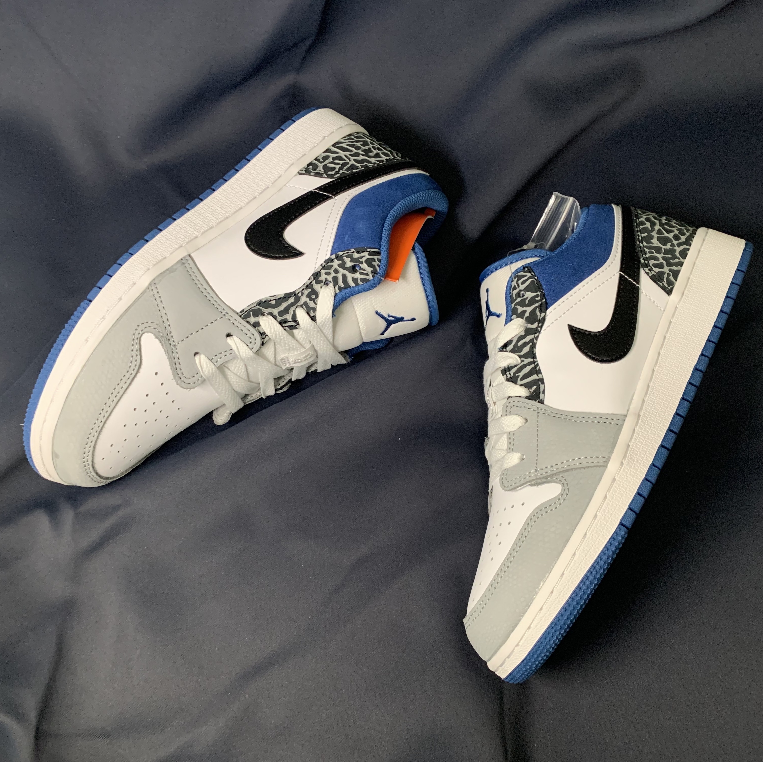 (GS) Jordan 1 Low SE White Dark Marina Blue Cement Grey 착용 스타일 - 1