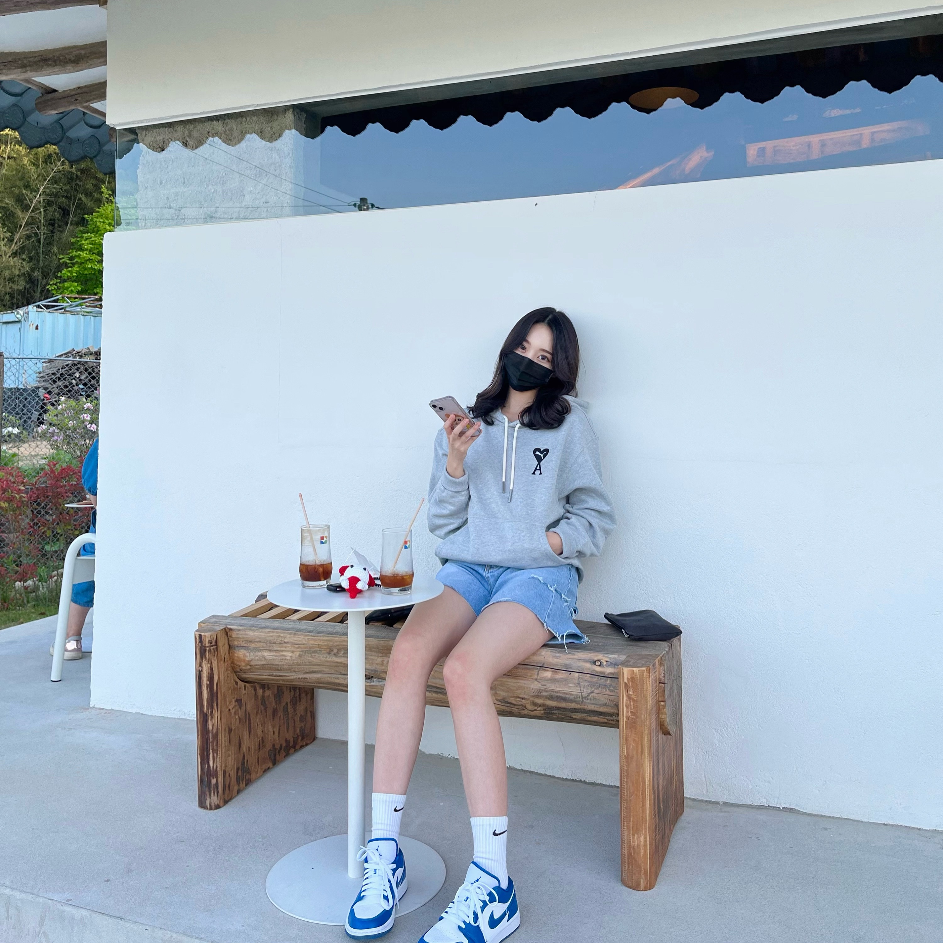 (W) Jordan 1 Low White Dark Marina Blue, Puma x AMI Hoodie Light Gray Heather 착용 스타일