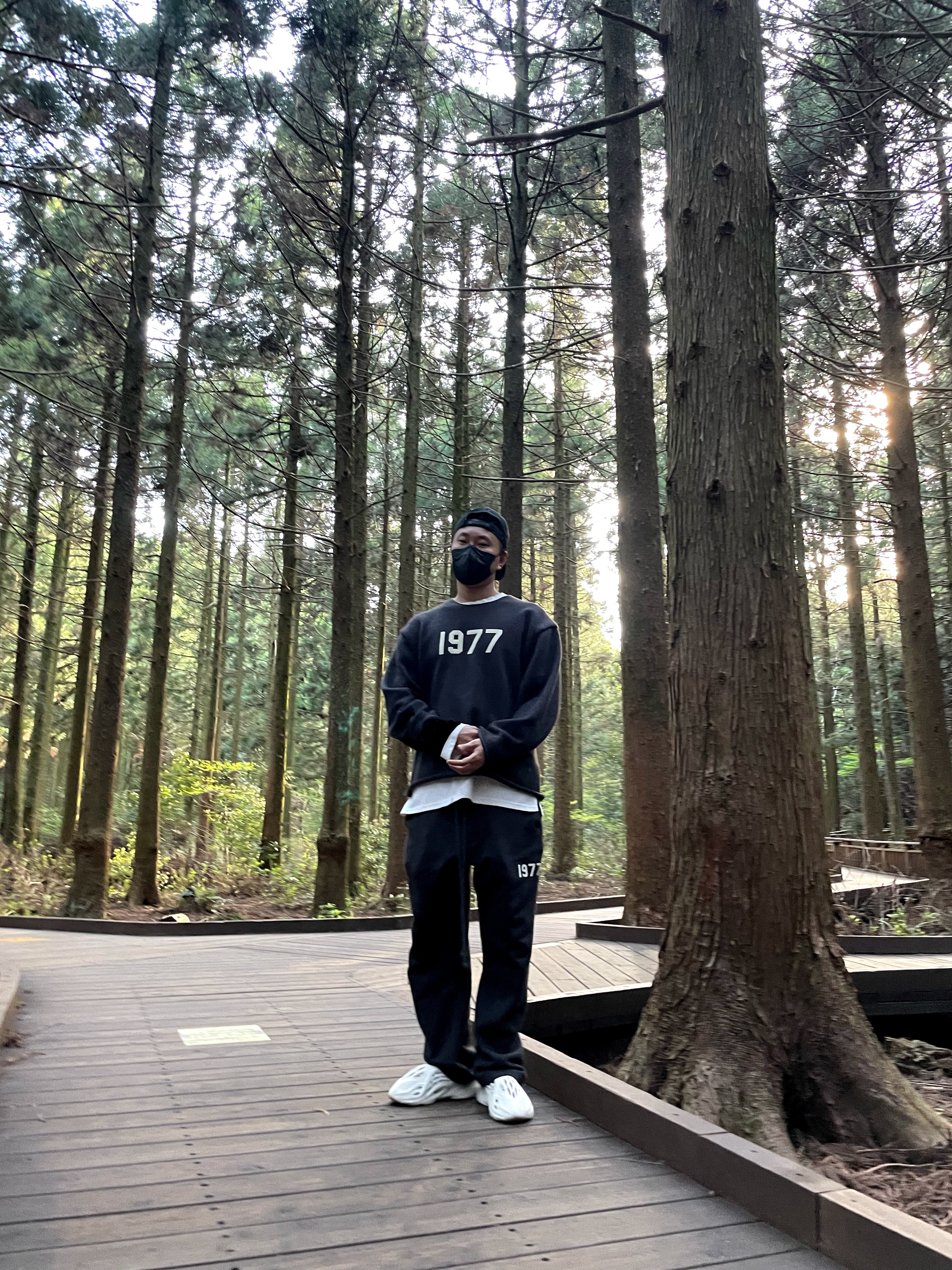 Adidas Yeezy Foam RNNR Sand, Essentials 1977 Relaxed Sweatpants Iron - 22SS 착용 스타일 - 1