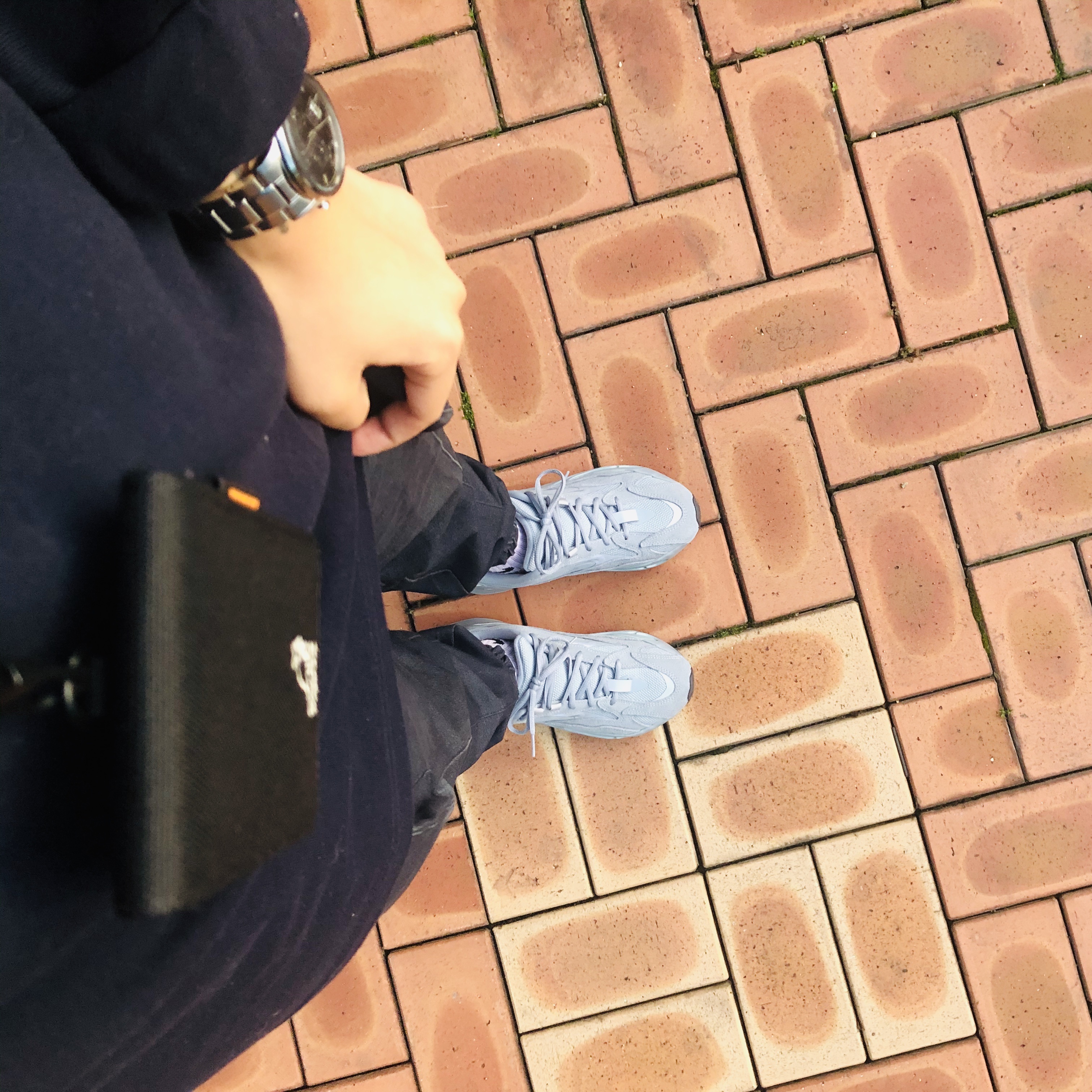 Adidas Yeezy Boost 700 V2 Hospital Blue 착용 스타일