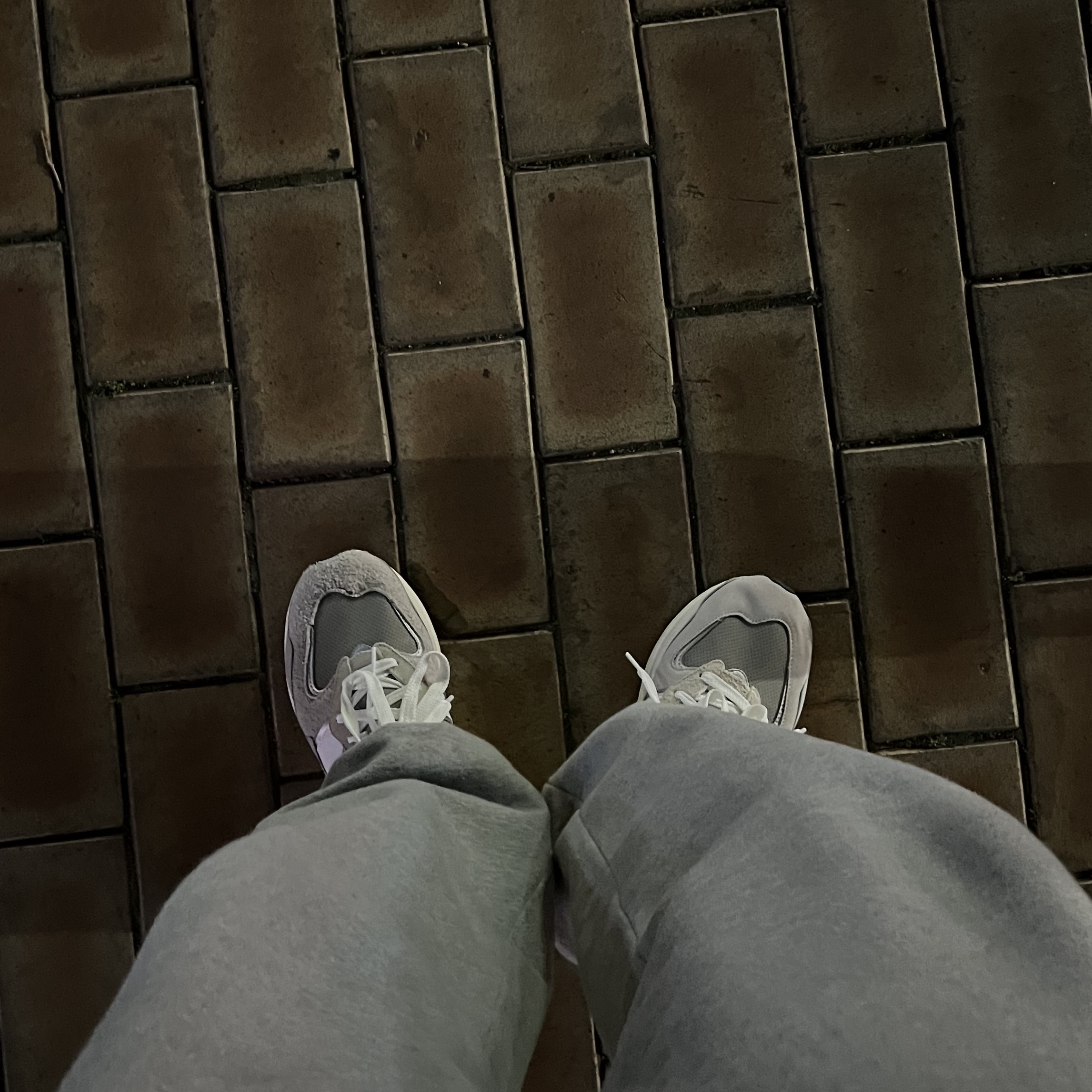 New Balance 5740 Grey 착용 스타일