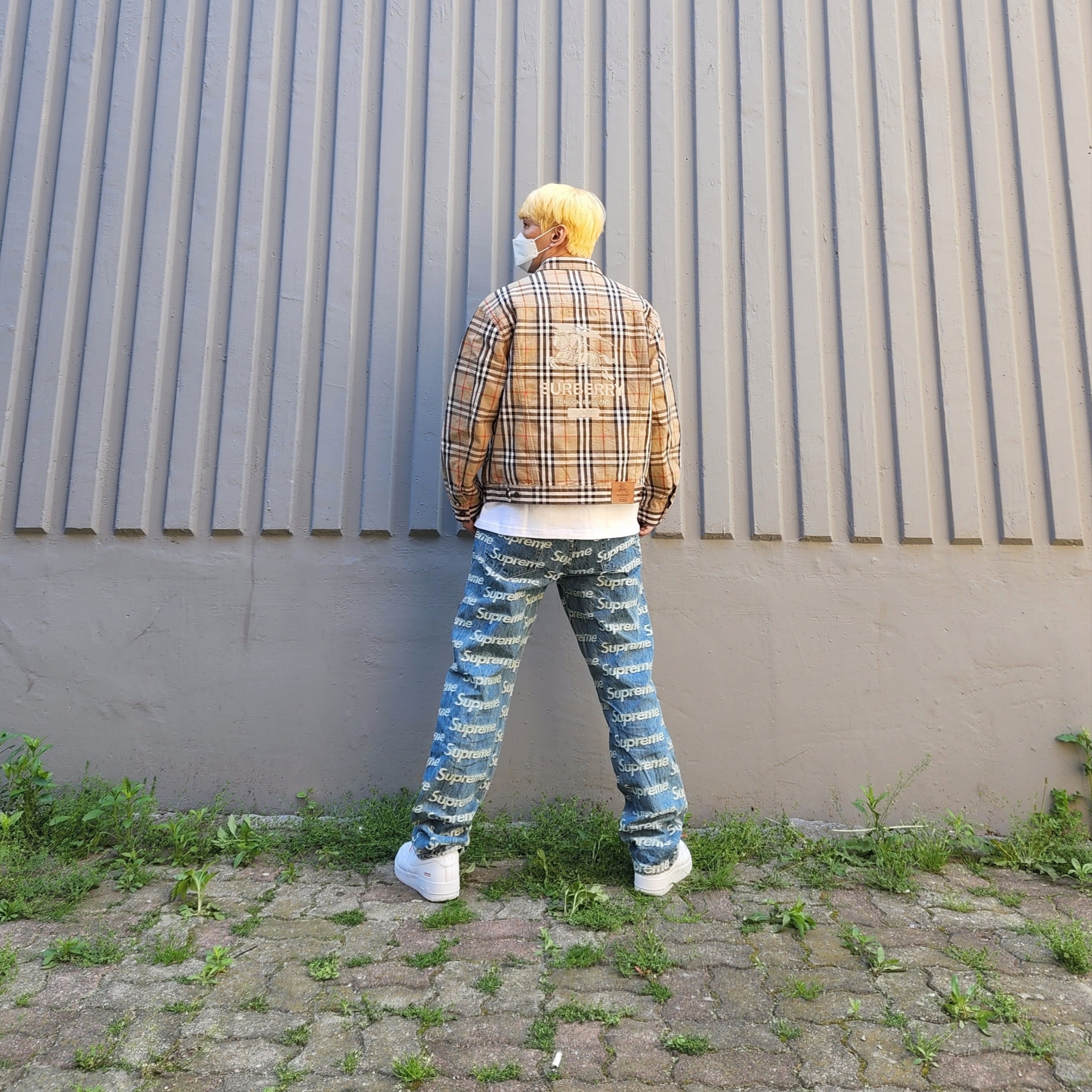 Supreme x Burberry Denim Trucker Jacket Beige - 22SS, Supreme Frayed Logos Regular Jean Blue - 21SS 착용 스타일 - 1