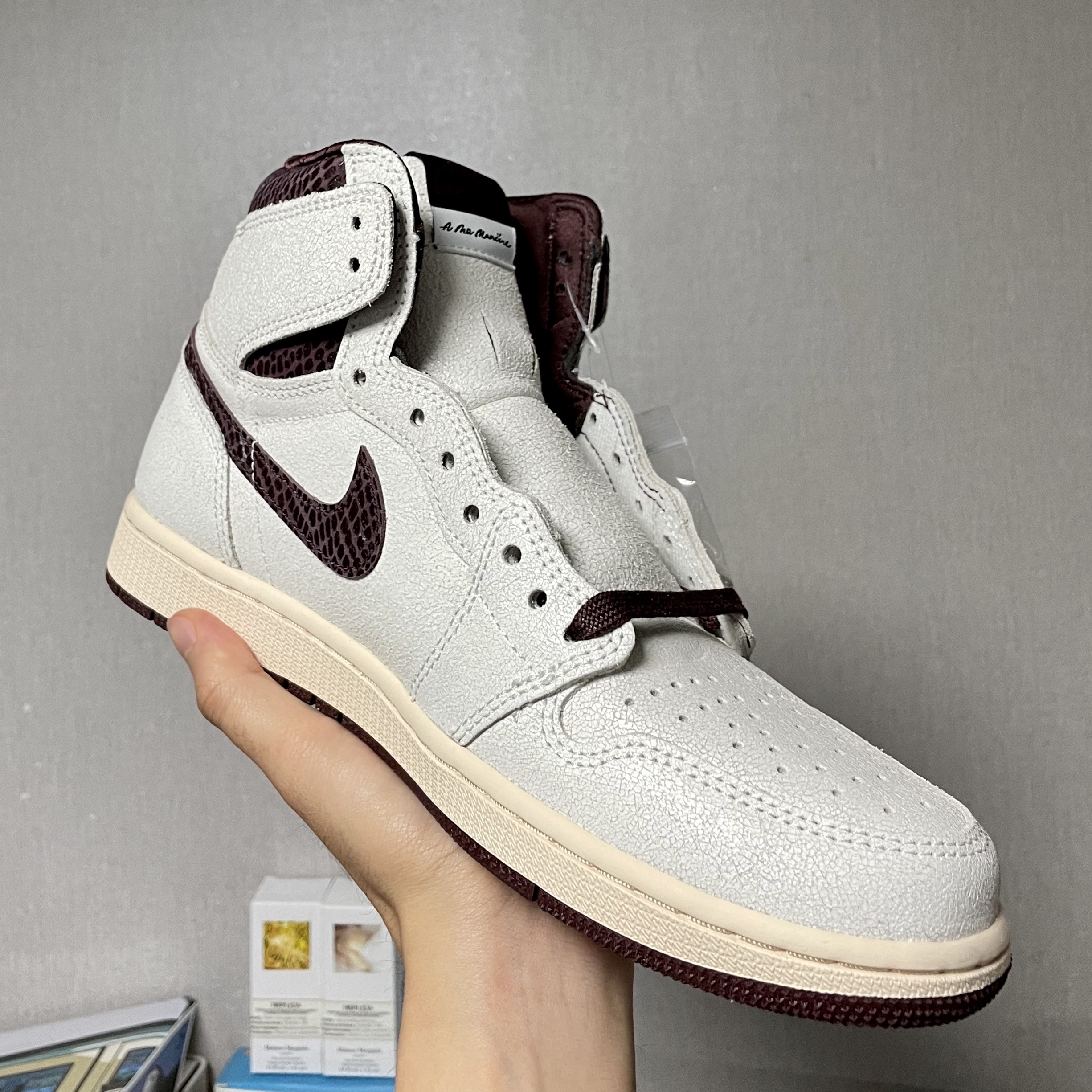 Jordan 1 x A Ma Maniere Retro High OG SP Sail and Burgundy 착용 스타일 - 1