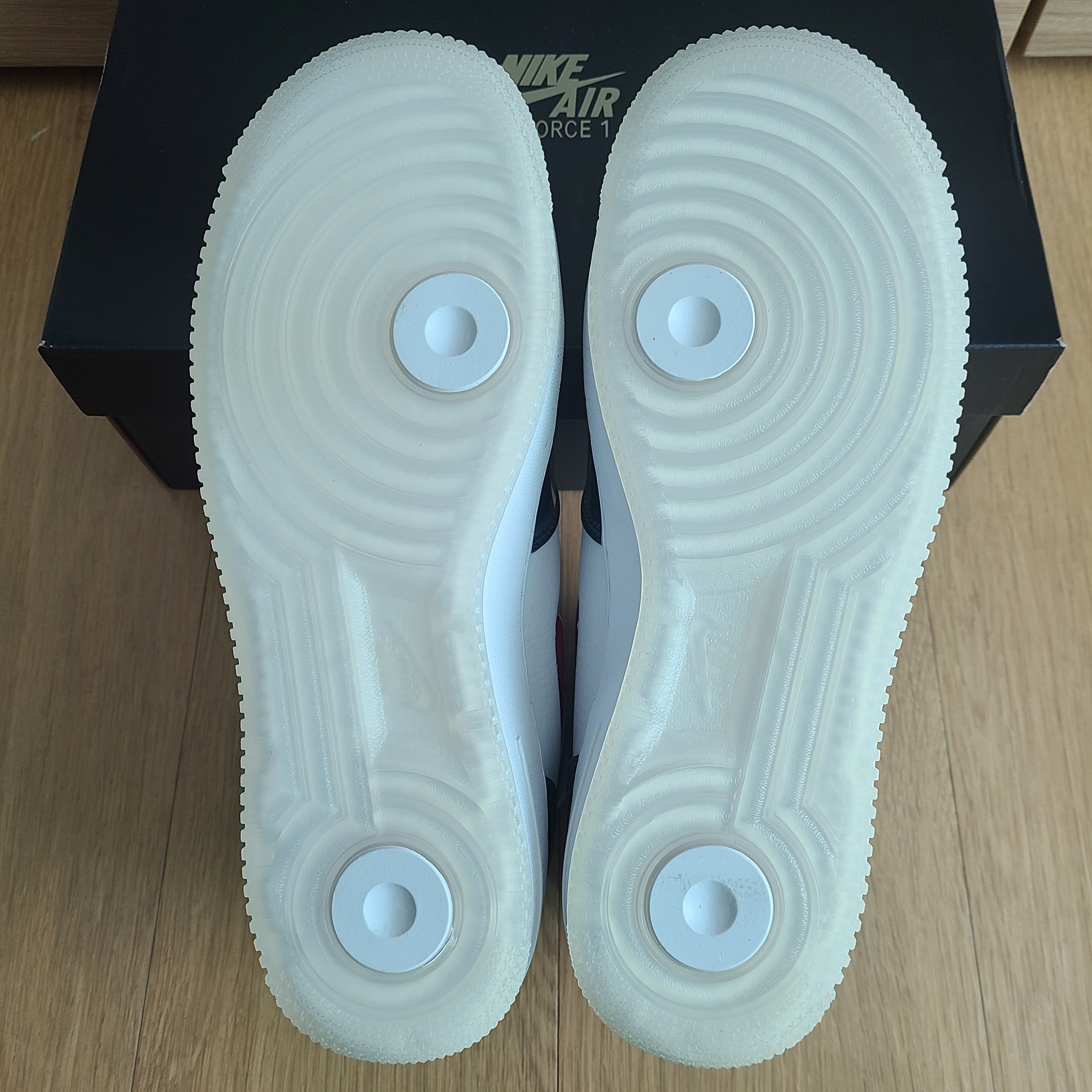 Nike Air Force 1 Mid QS University Red and Midnight Navy 착용 스타일 - 4