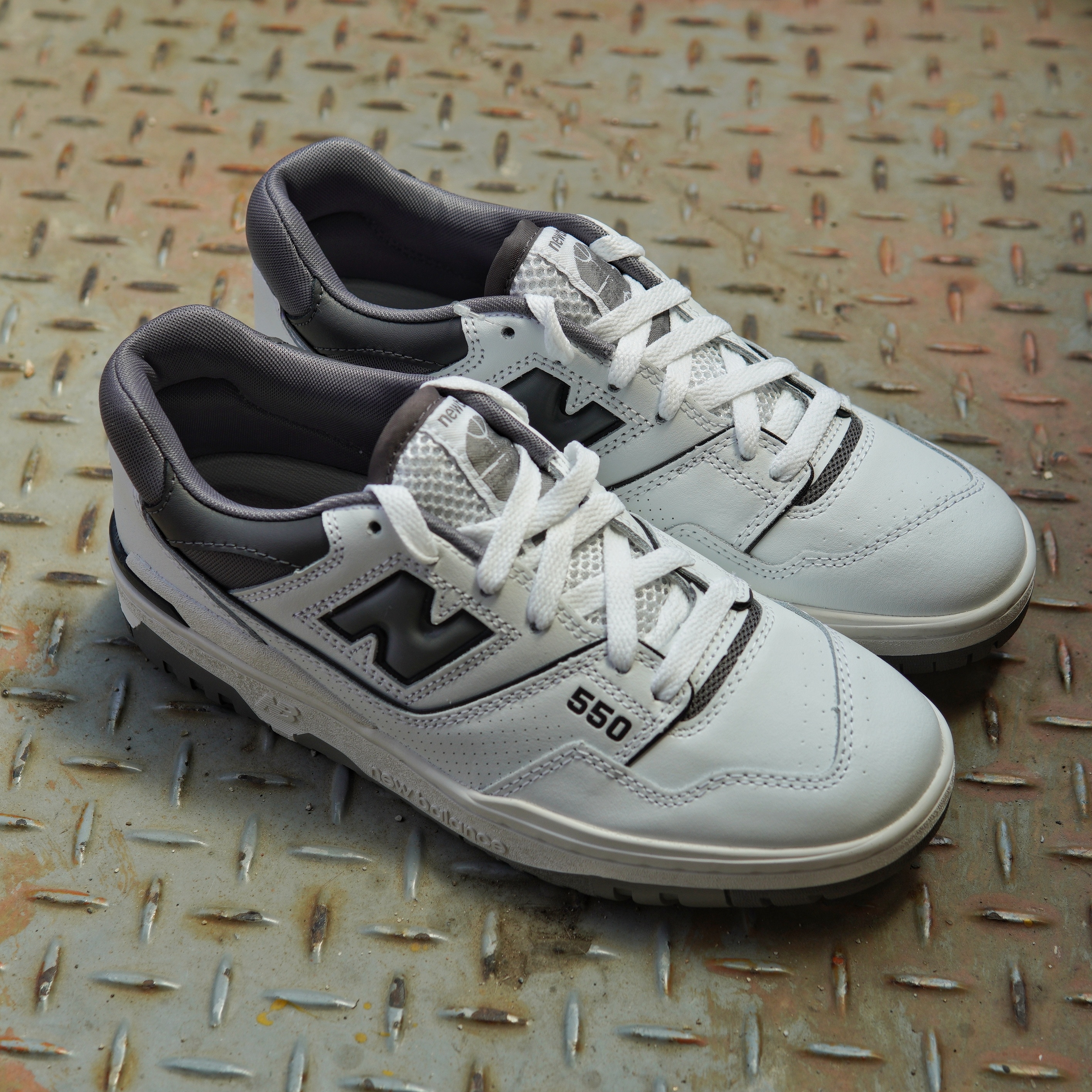 New Balance 550 White Grey Dark Grey - 2E Wide 착용 스타일 - 4