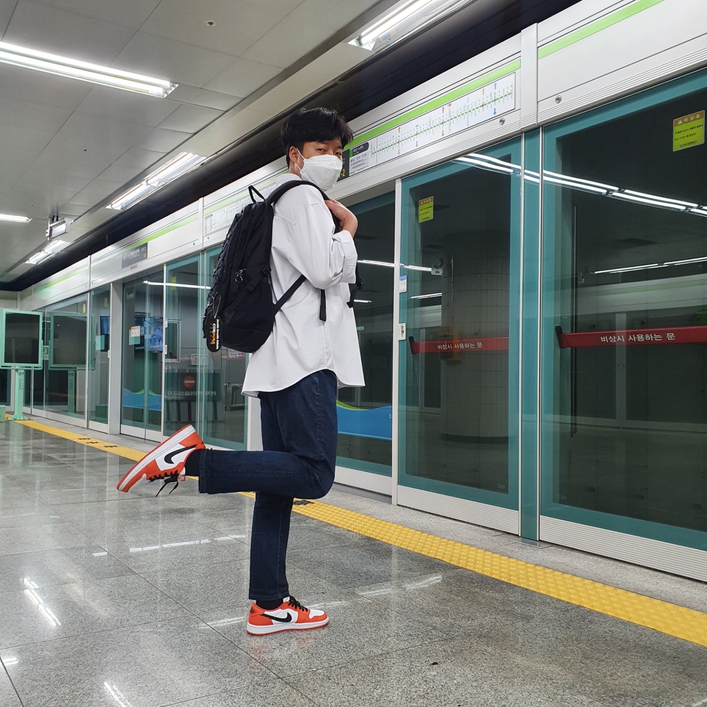 (W) Jordan 1 Low OG Starfish, Supreme Backpack Black - 22SS 착용 스타일