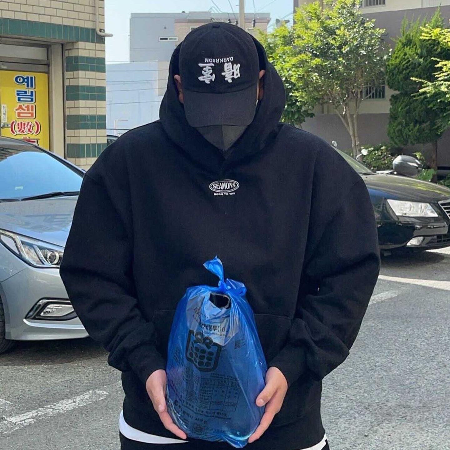 Darkr8m Studio Upside Down White Logo Cap 착용 스타일