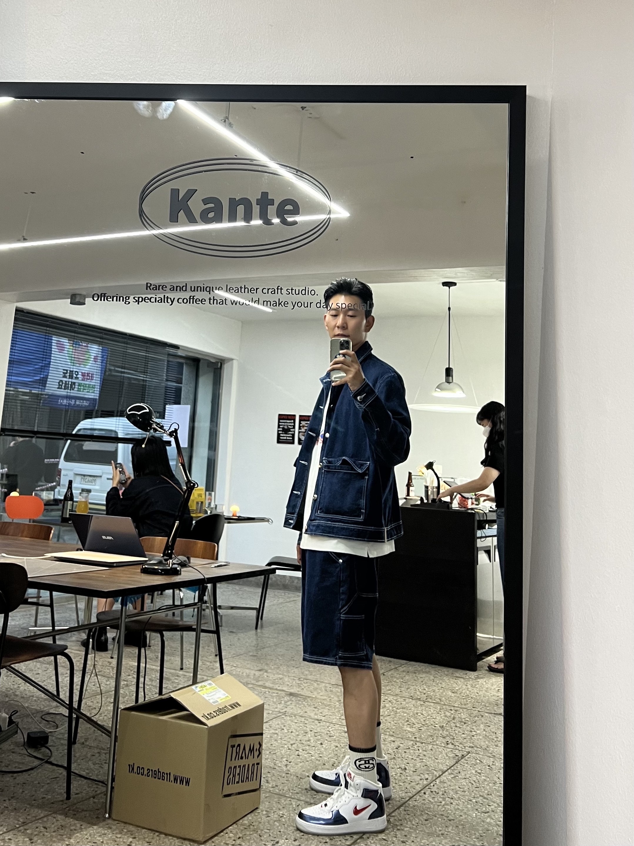 Nike Air Force 1 Mid QS University Red and Midnight Navy 착용 스타일