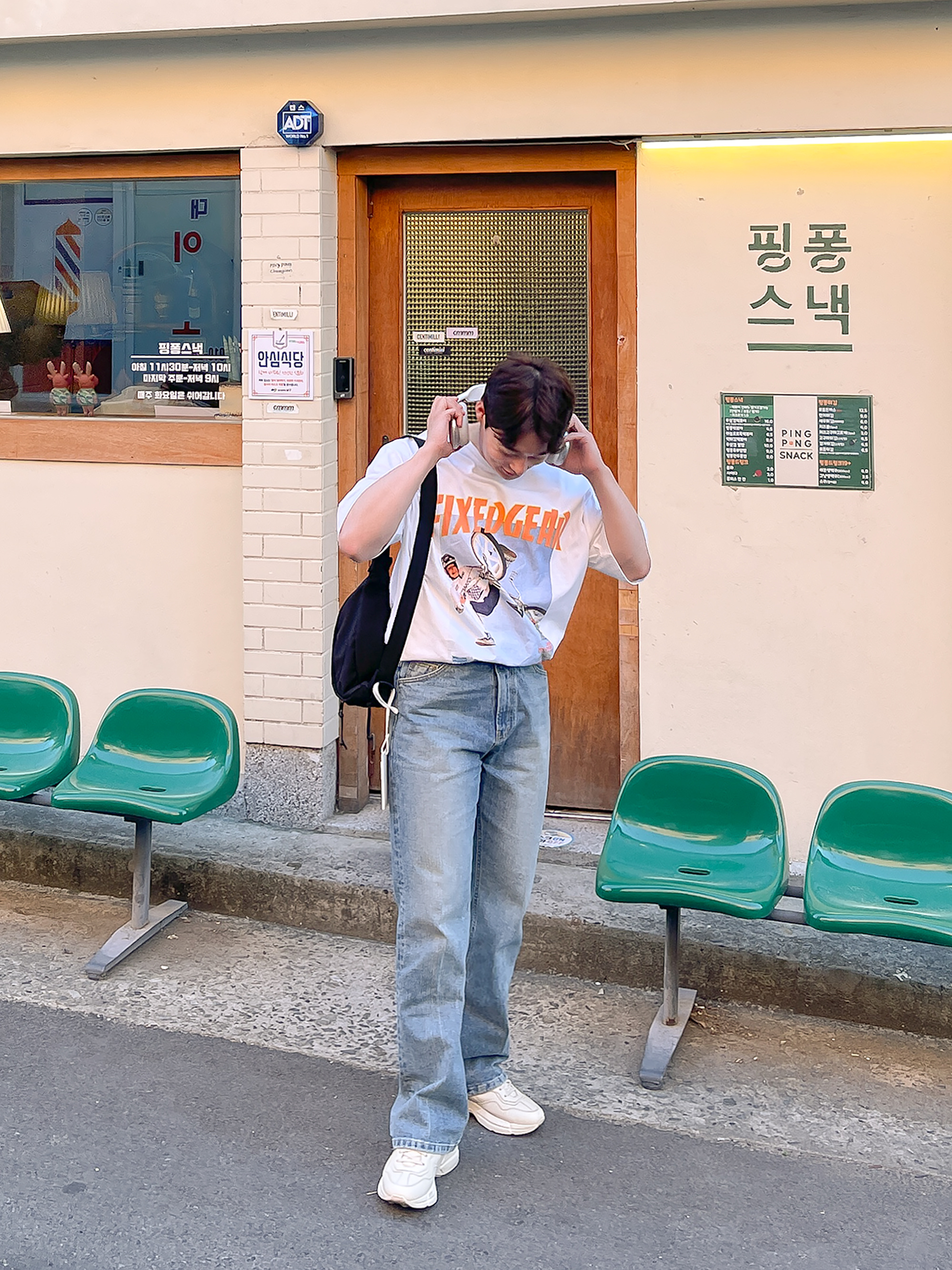 Gucci Rhyton Leather Sneakers Logo, Apple AirPods Max Lightning Silver (Korean Ver.) 착용 스타일 - 2