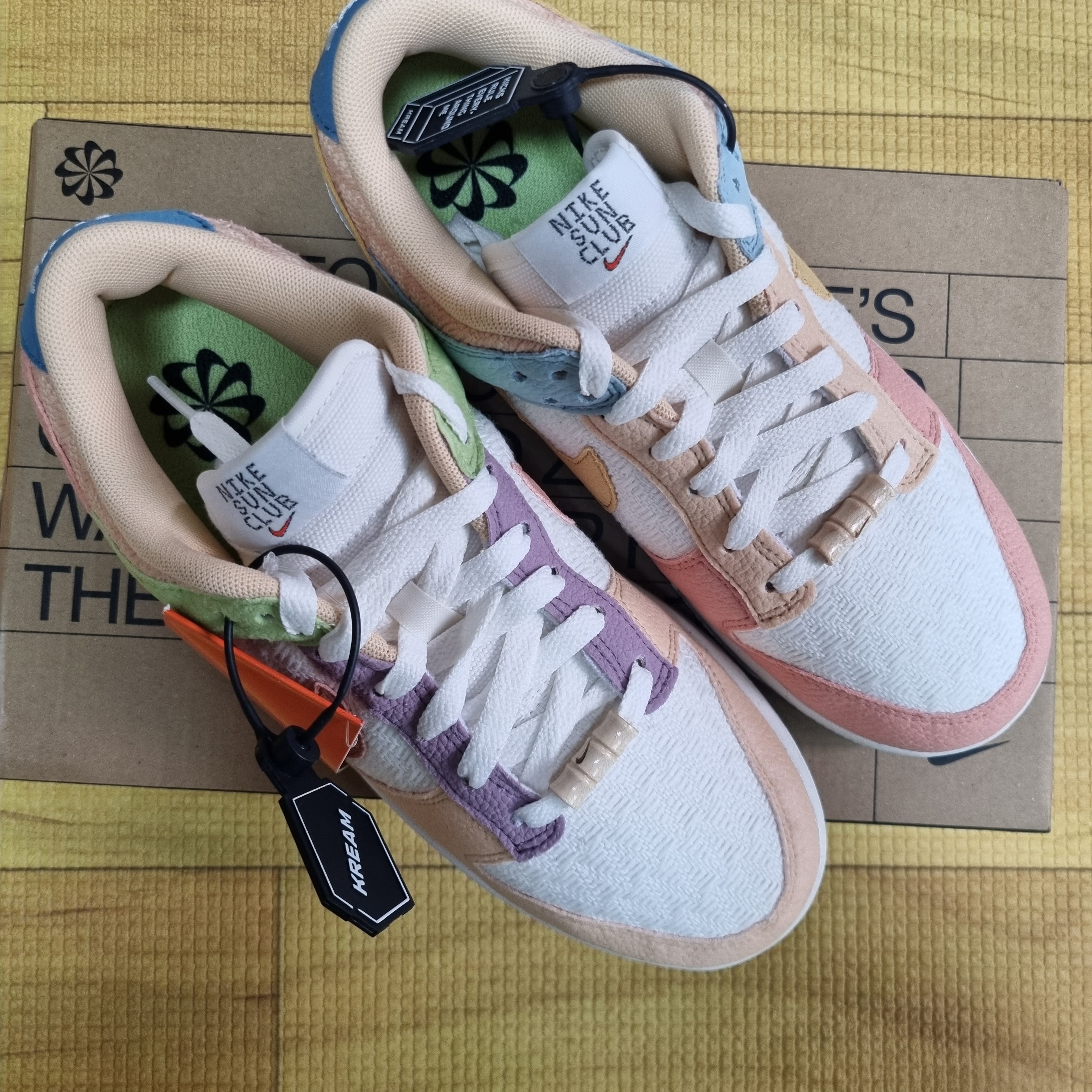 (W) Nike Dunk Low SE Sun Club Sanded Gold 착용 스타일