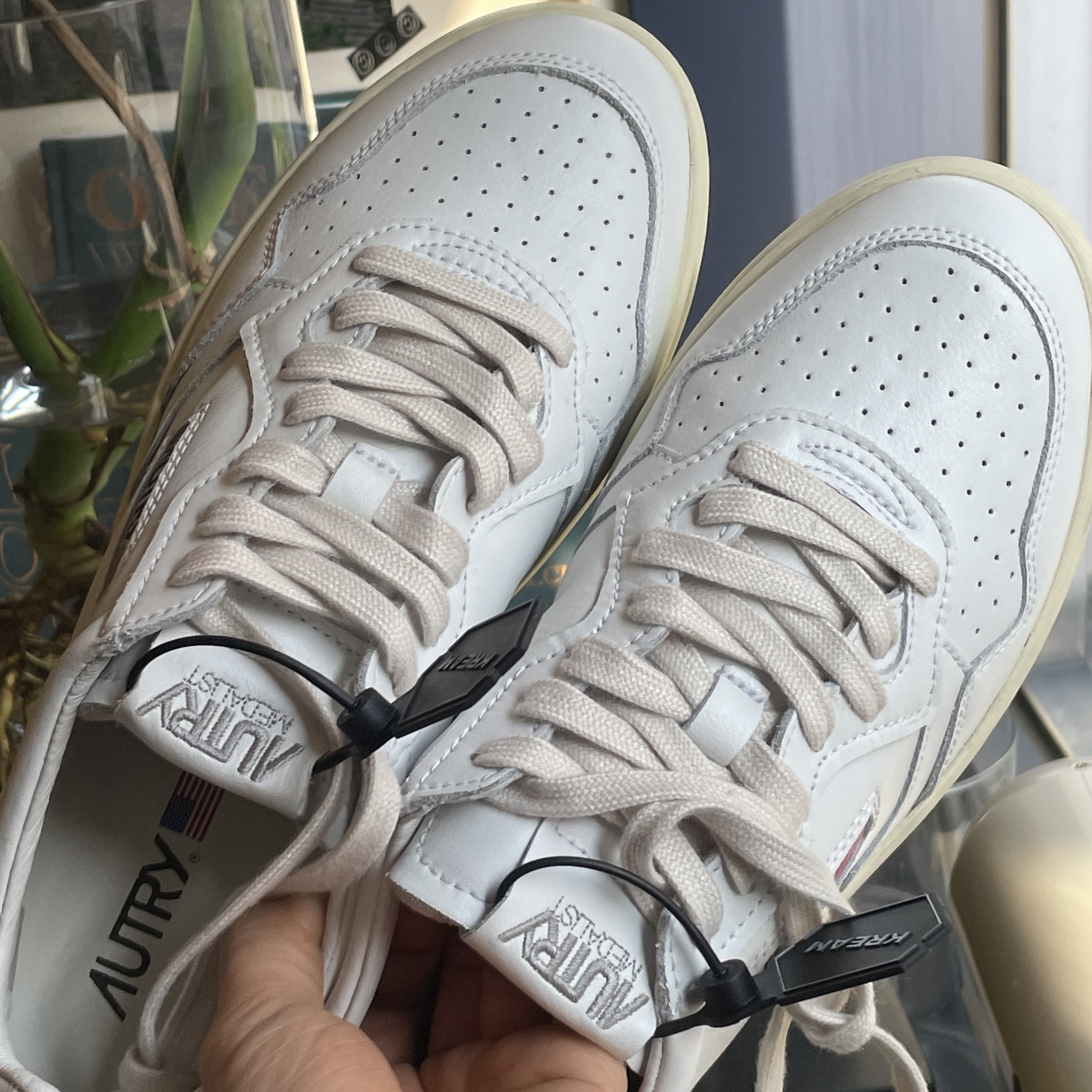Autry Medalist Low Leather Sneakers White 착용 스타일 - 2