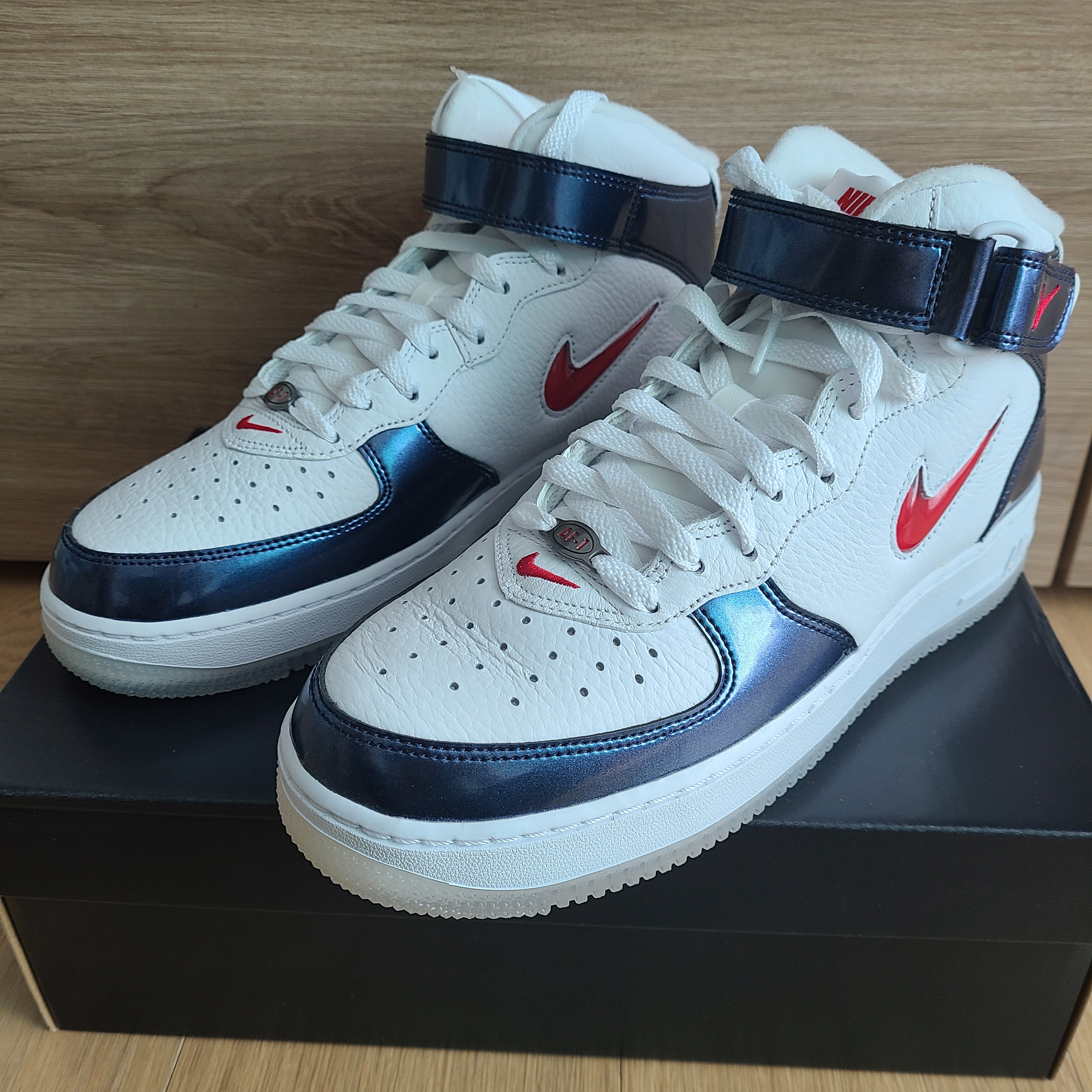 Nike Air Force 1 Mid QS University Red and Midnight Navy 착용 스타일 - 1
