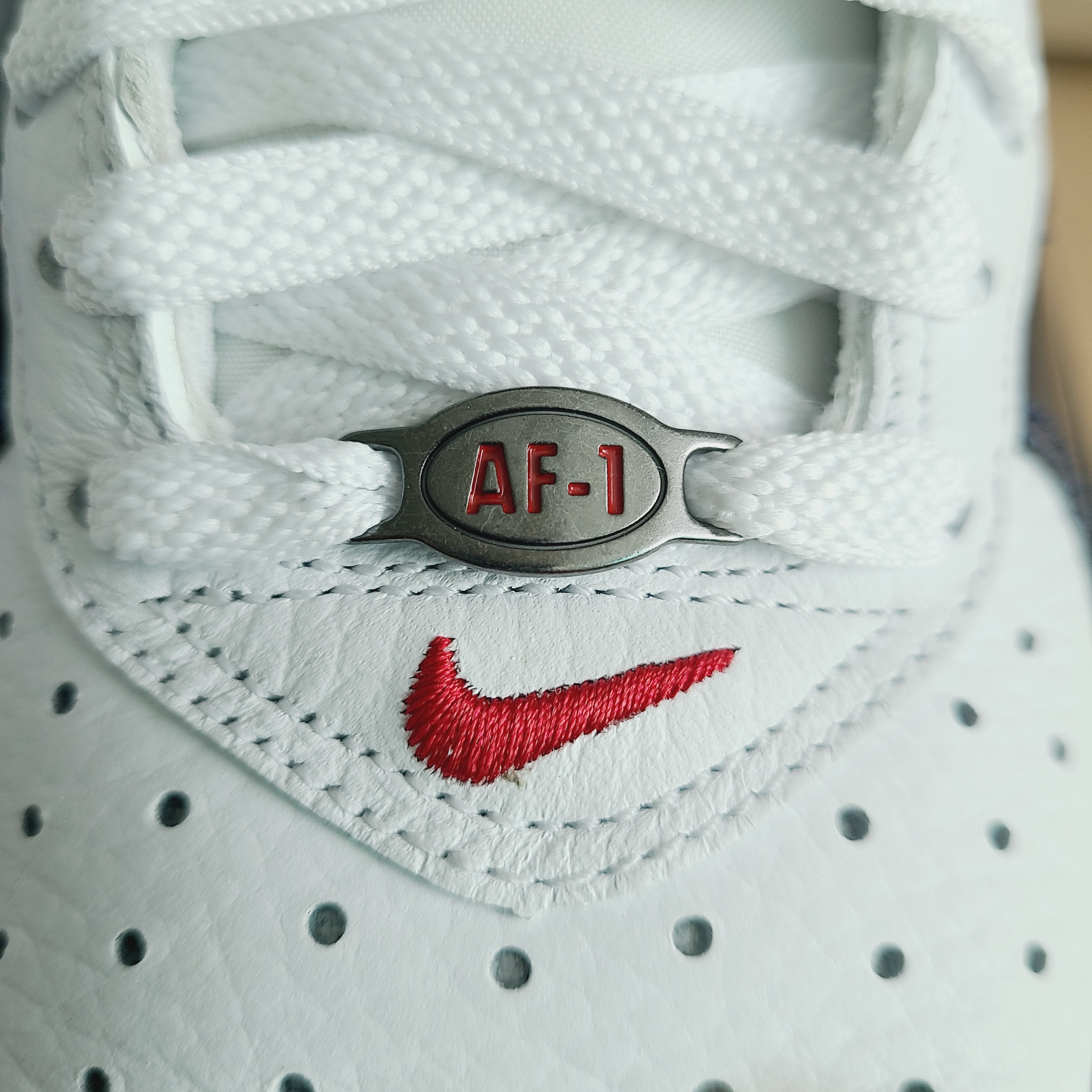 Nike Air Force 1 Mid QS University Red and Midnight Navy 착용 스타일 - 3