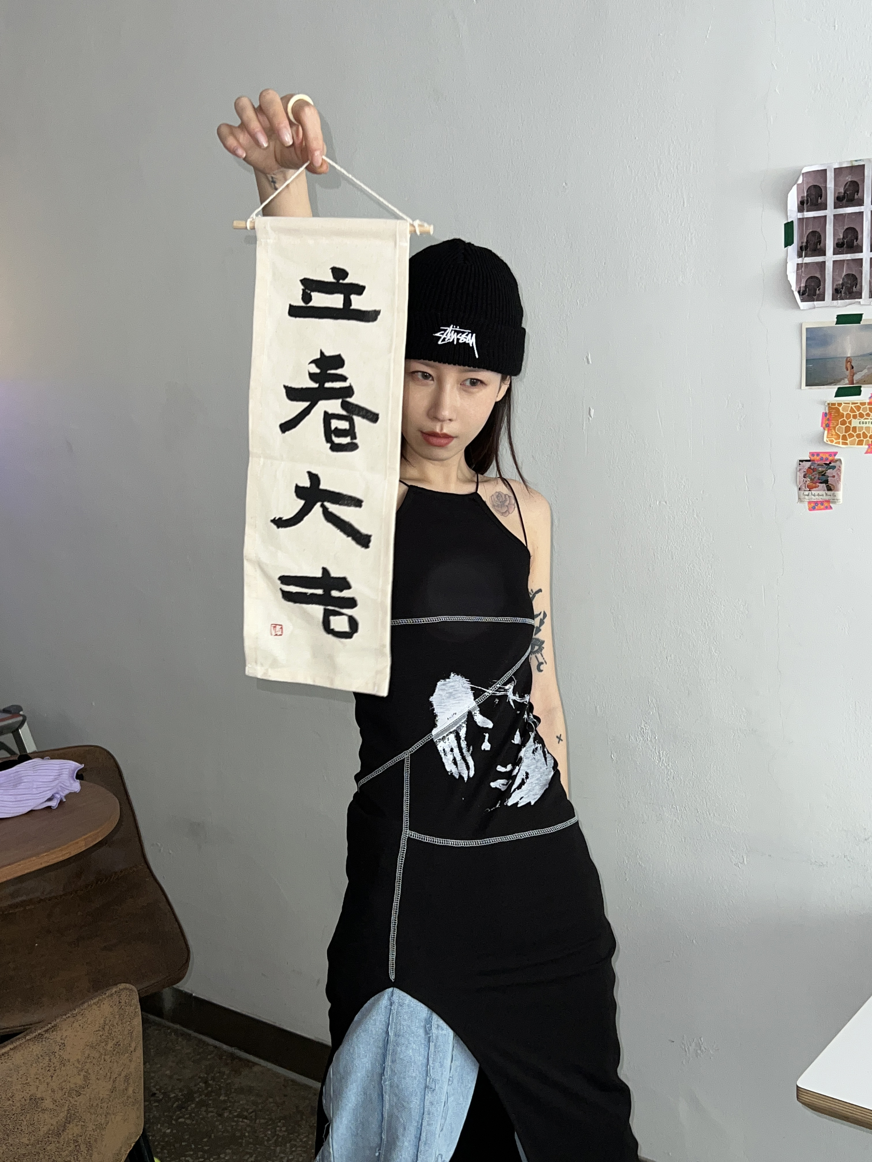 Stussy Basic Cuff Beanie Black 착용 스타일 - 2