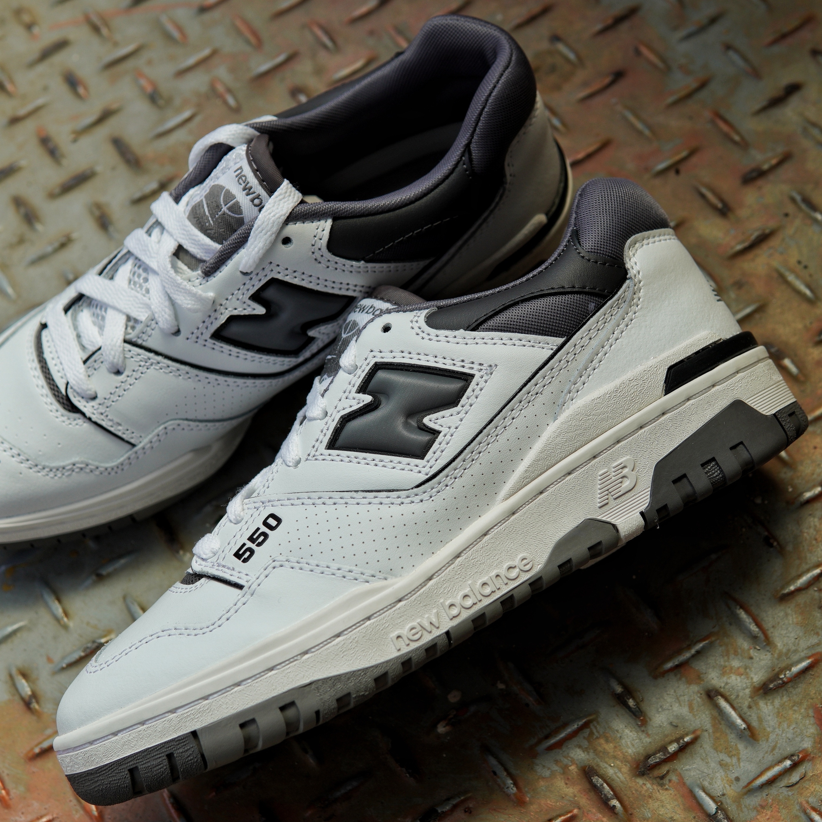 New Balance 550 White Grey Dark Grey - 2E Wide 착용 스타일 - 2