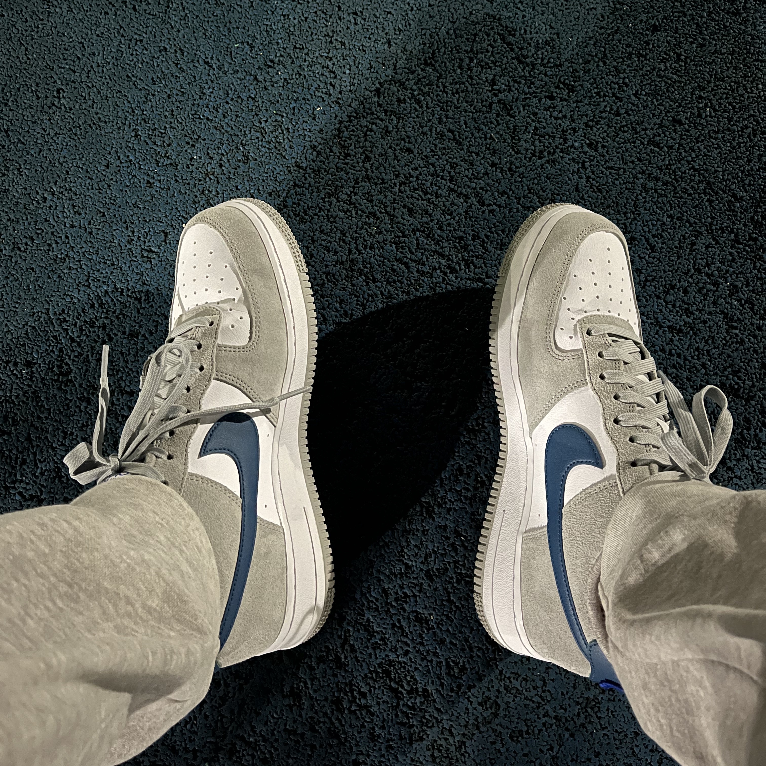 Nike Air Force 1 '07 LV8 Athletic Club Light Smoke Grey Marina 착용 스타일