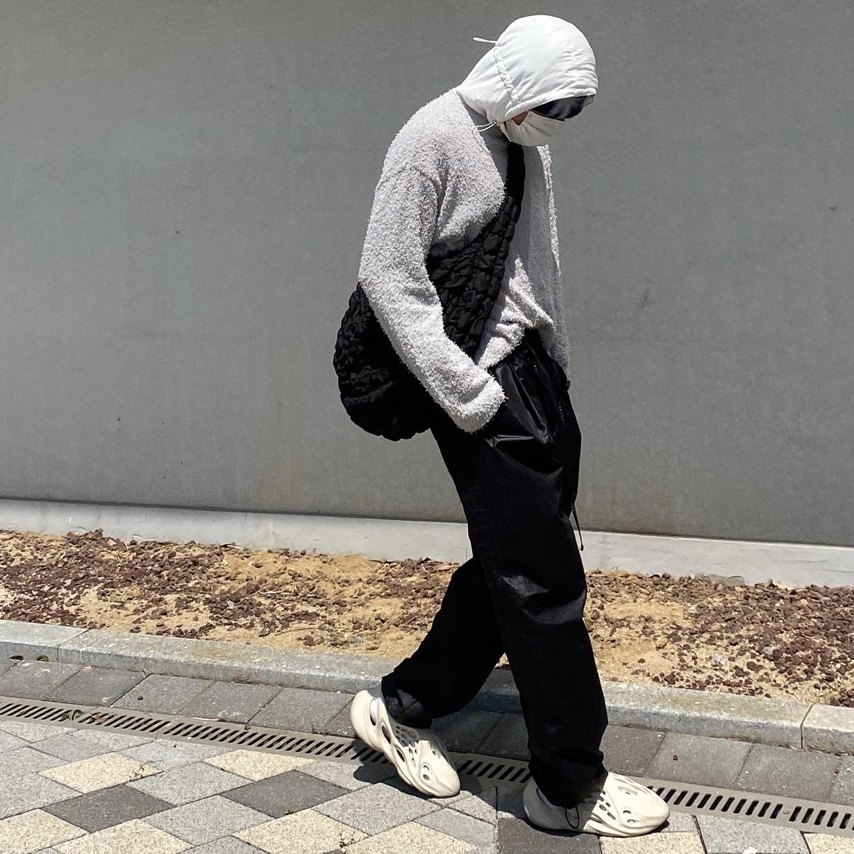 Adidas Yeezy Foam RNNR Sand 착용 스타일 - 1