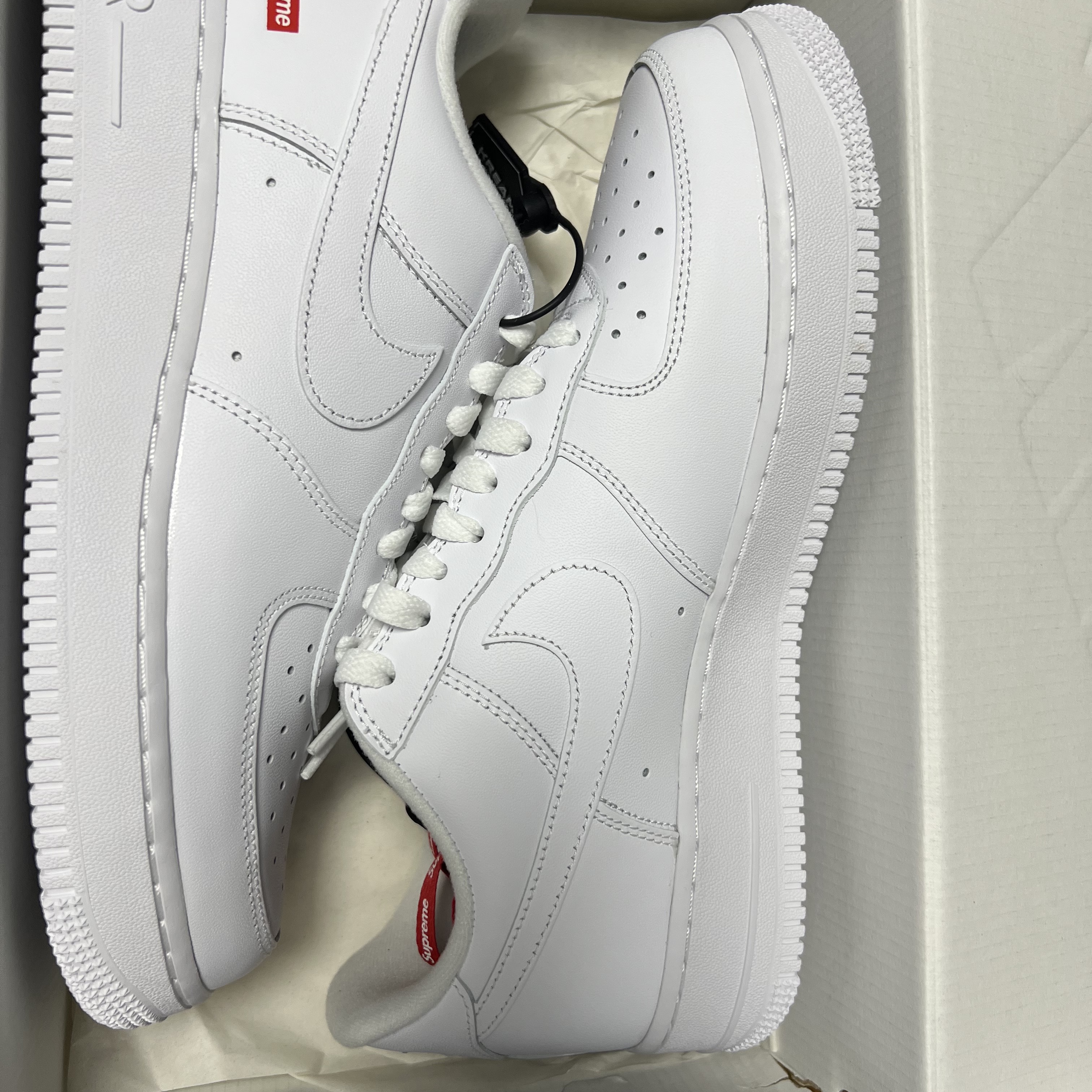 Nike x Supreme Air Force 1 Low White 착용 스타일 - 2