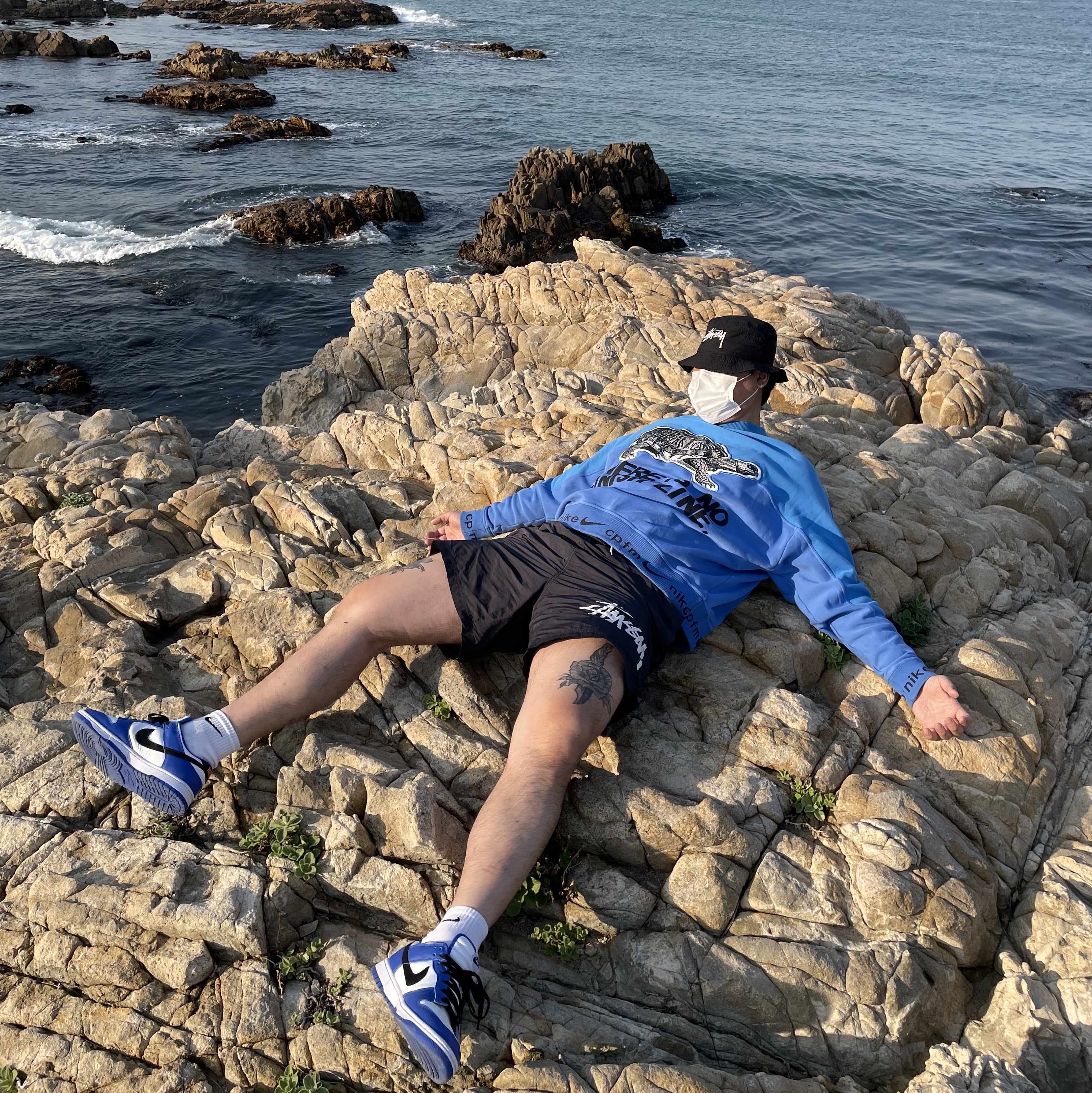 Nike x Cactus Plant Flea Market Fleece Crewneck Blue, Nike x Stussy Bucket Hat Black 착용 스타일 - 2
