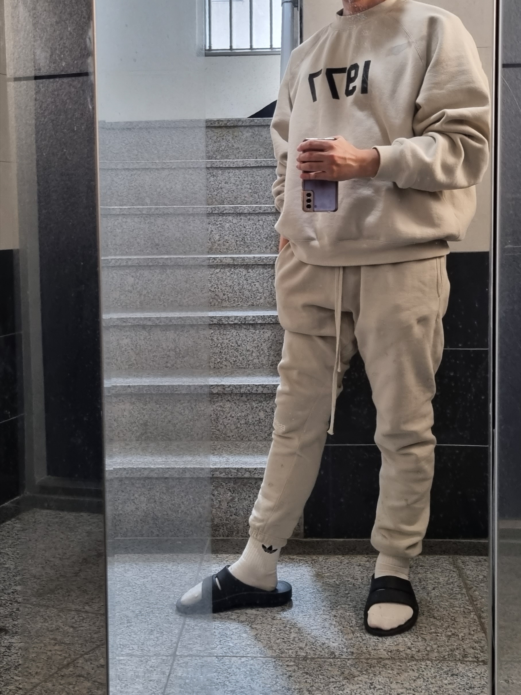 Essentials 1977 Crewneck Sweatshirt Wheat - 22SS, Essentials Sweatpants Wheat - 22SS 착용 스타일