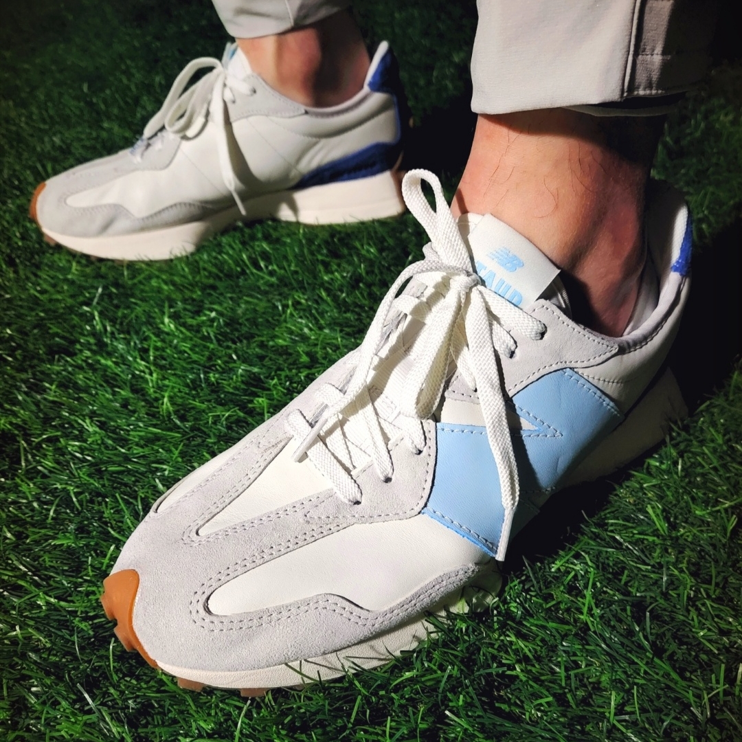 New Balance x Staud 327 Sea Salt Atlantic 착용 스타일 - 5