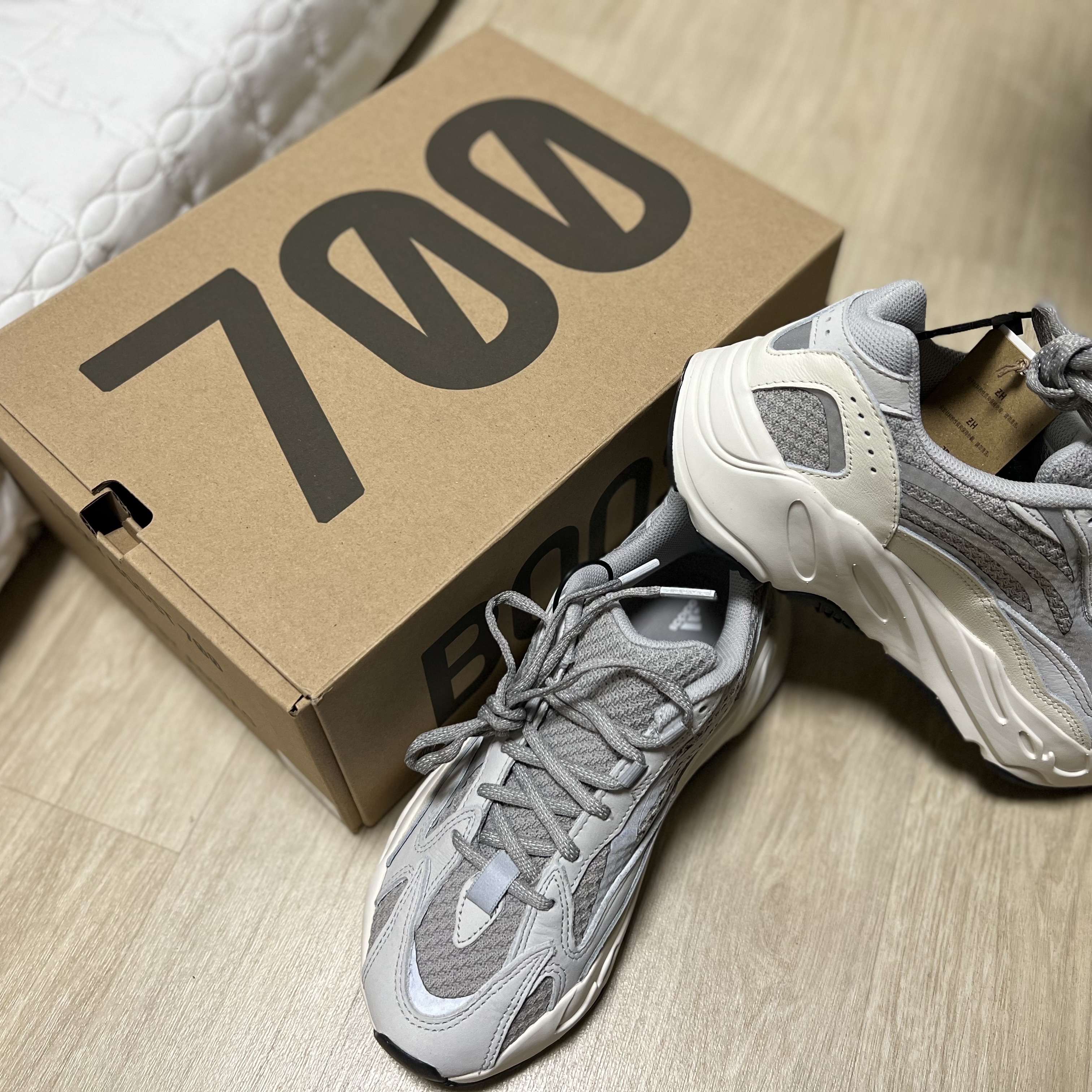 Adidas Yeezy Boost 700 V2 Static 2022 착용 스타일 - 3