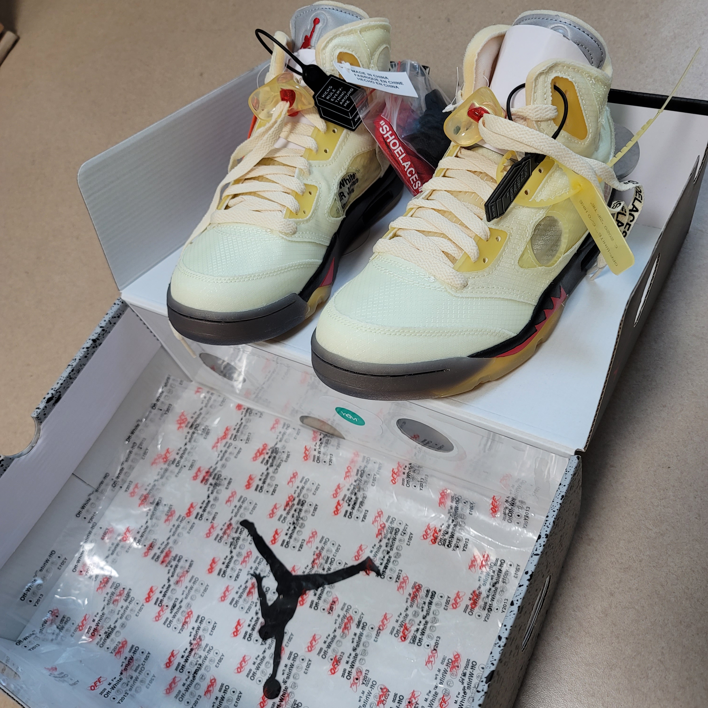 Jordan 5 x Off-White Retro SP Sail Fire Red 착용 스타일 - 1
