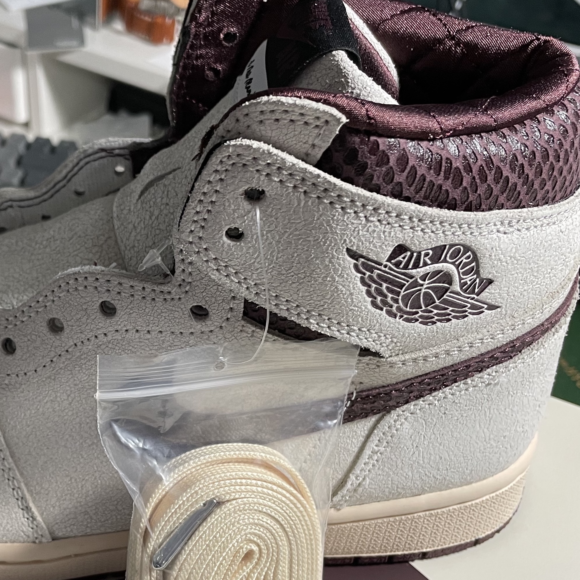 Jordan 1 x A Ma Maniere Retro High OG SP Sail and Burgundy 착용 스타일 - 2