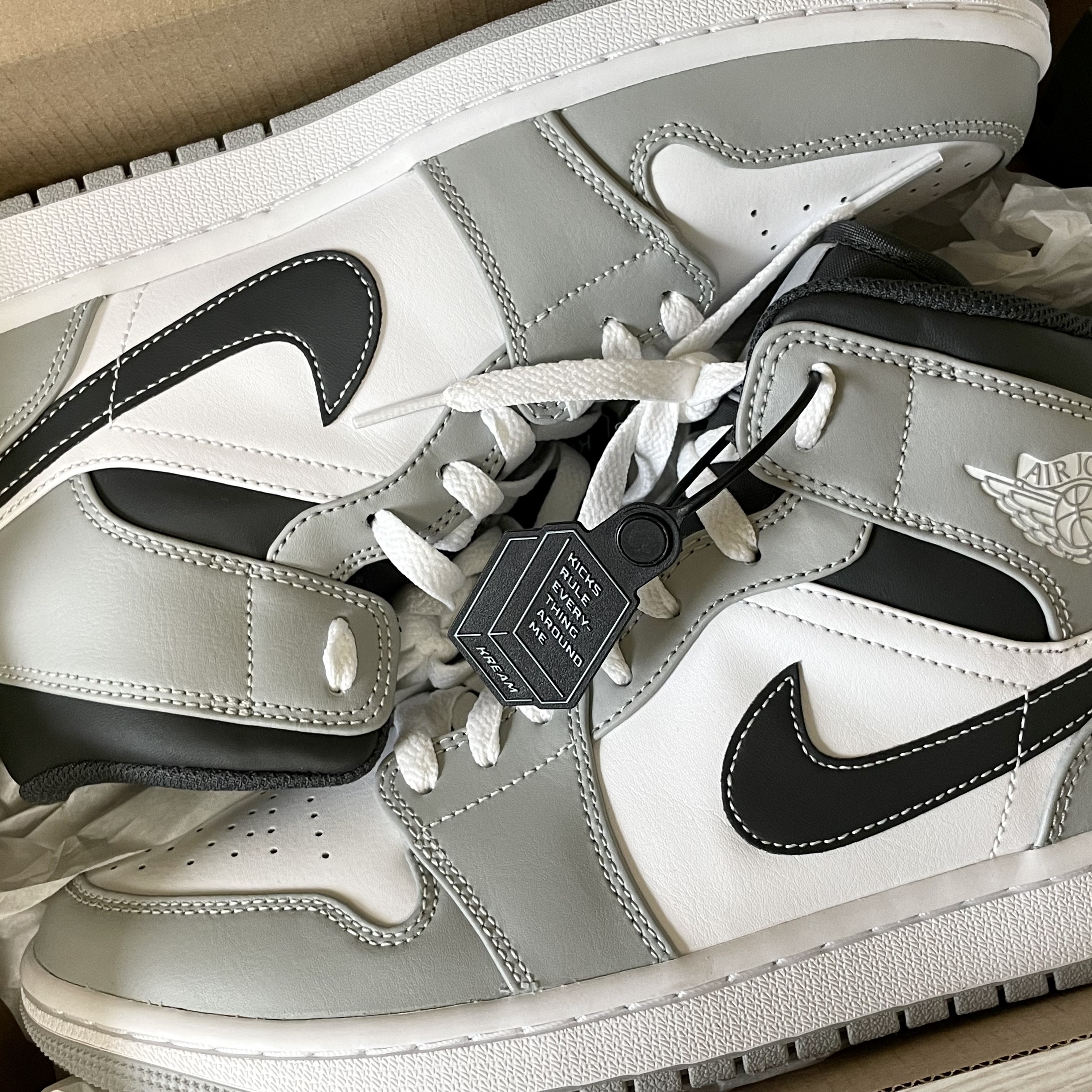 Jordan 1 Mid Light Smoke Grey Anthracite 착용 스타일 - 1