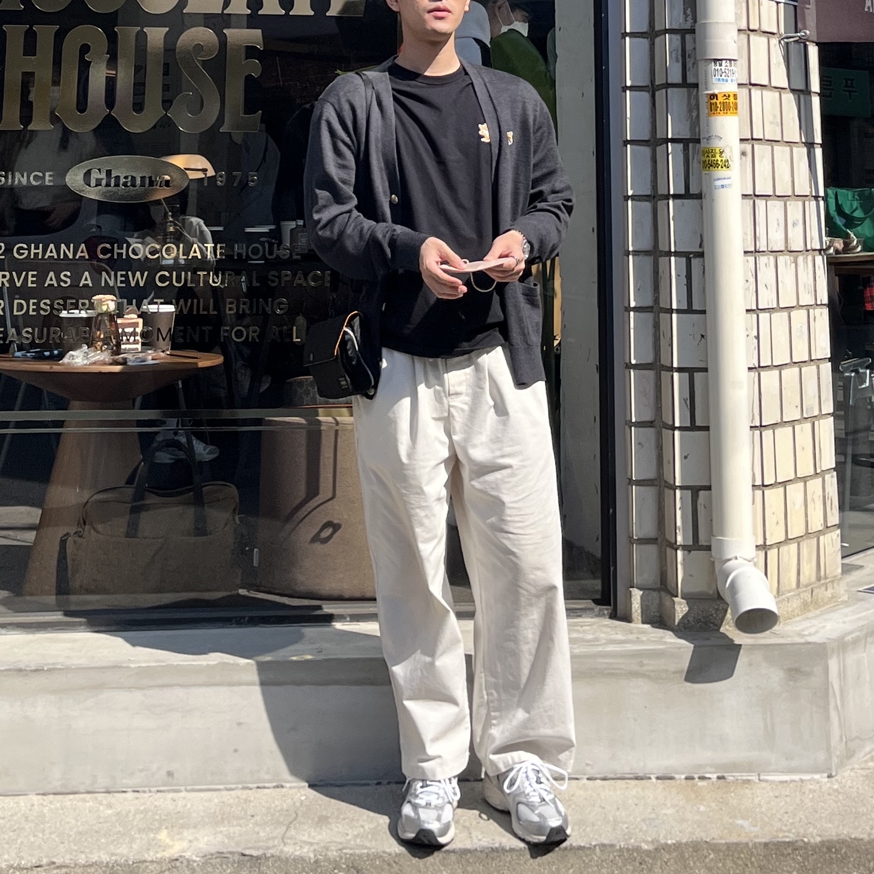 Maison Kitsune Fox Head Patch Classic Cardigan Anthracite Melange, Maison Kitsune Chillax Fox Patch Classic T-Shirt Black 착용 스타일