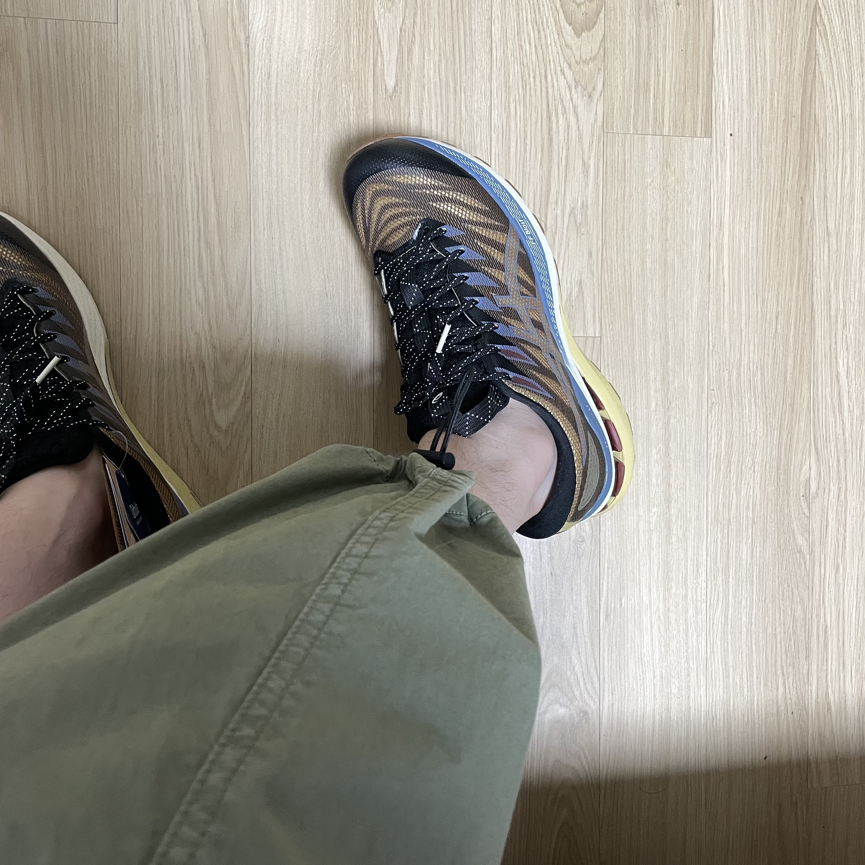 (W) Asics FN3-S Gel-Kayano 28 Anthracite Antique Gold 착용 스타일 - 3