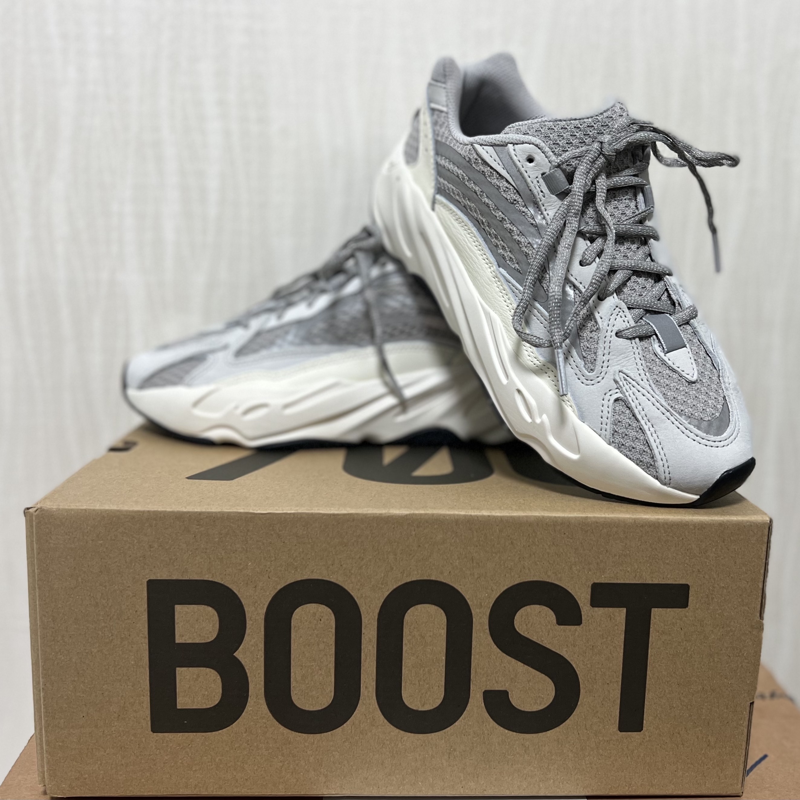 Adidas Yeezy Boost 700 V2 Static 2022 착용 스타일 - 2