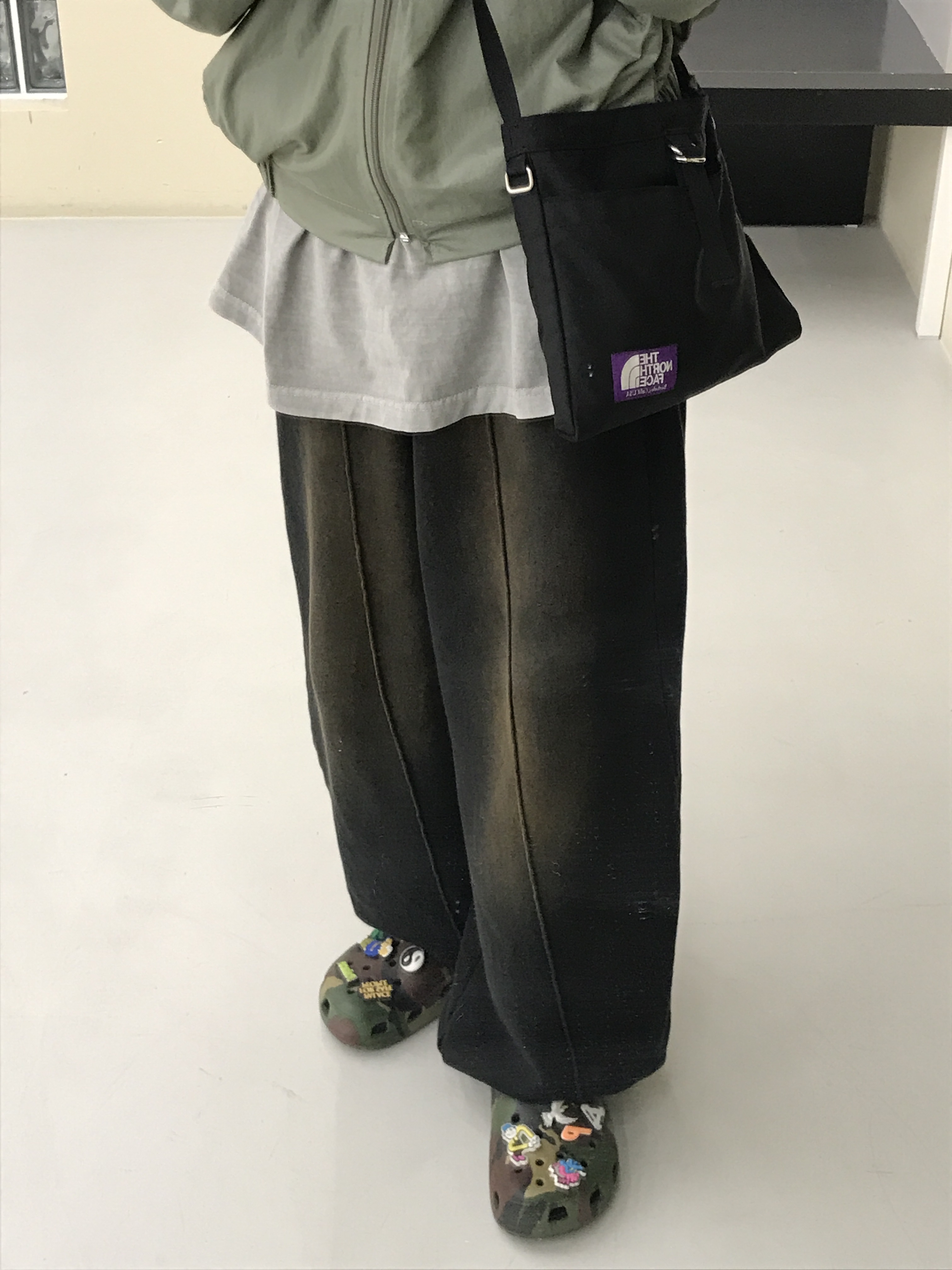 Crocs x Palace Classic Clog Woodland Camo 착용 스타일 - 3