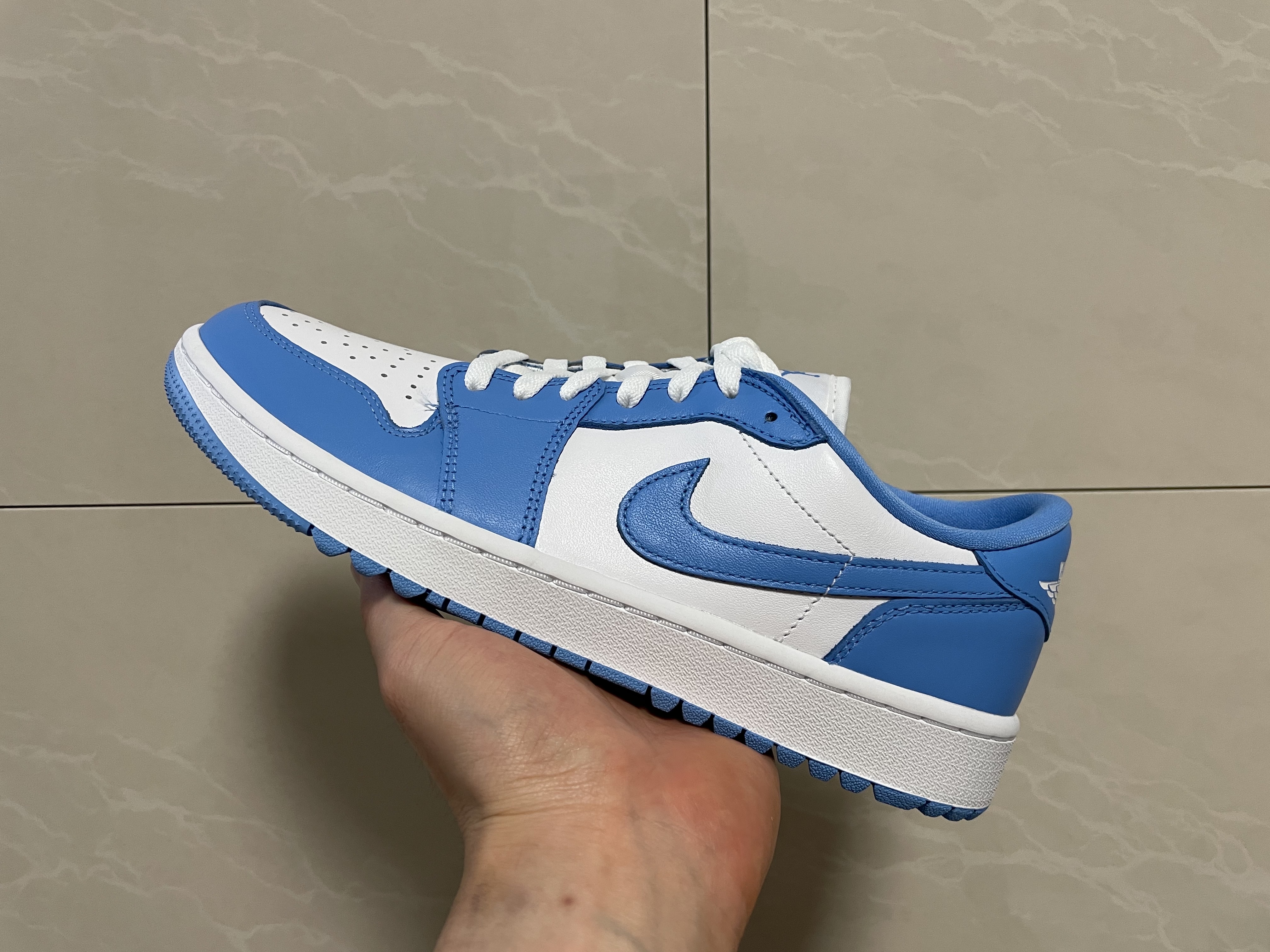 Jordan 1 Low Golf White and University Blue 착용 스타일