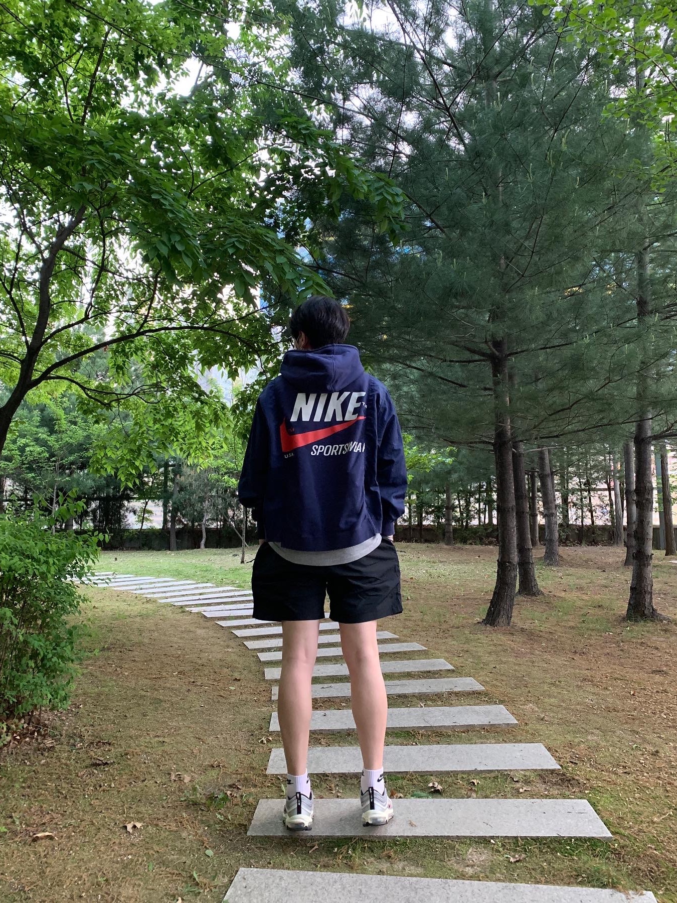 Nike NSW Hoodie BRS Midnight Navy, Nike NRG ACG Trail Shorts Black Dark Smoke Grey - Asia 착용 스타일