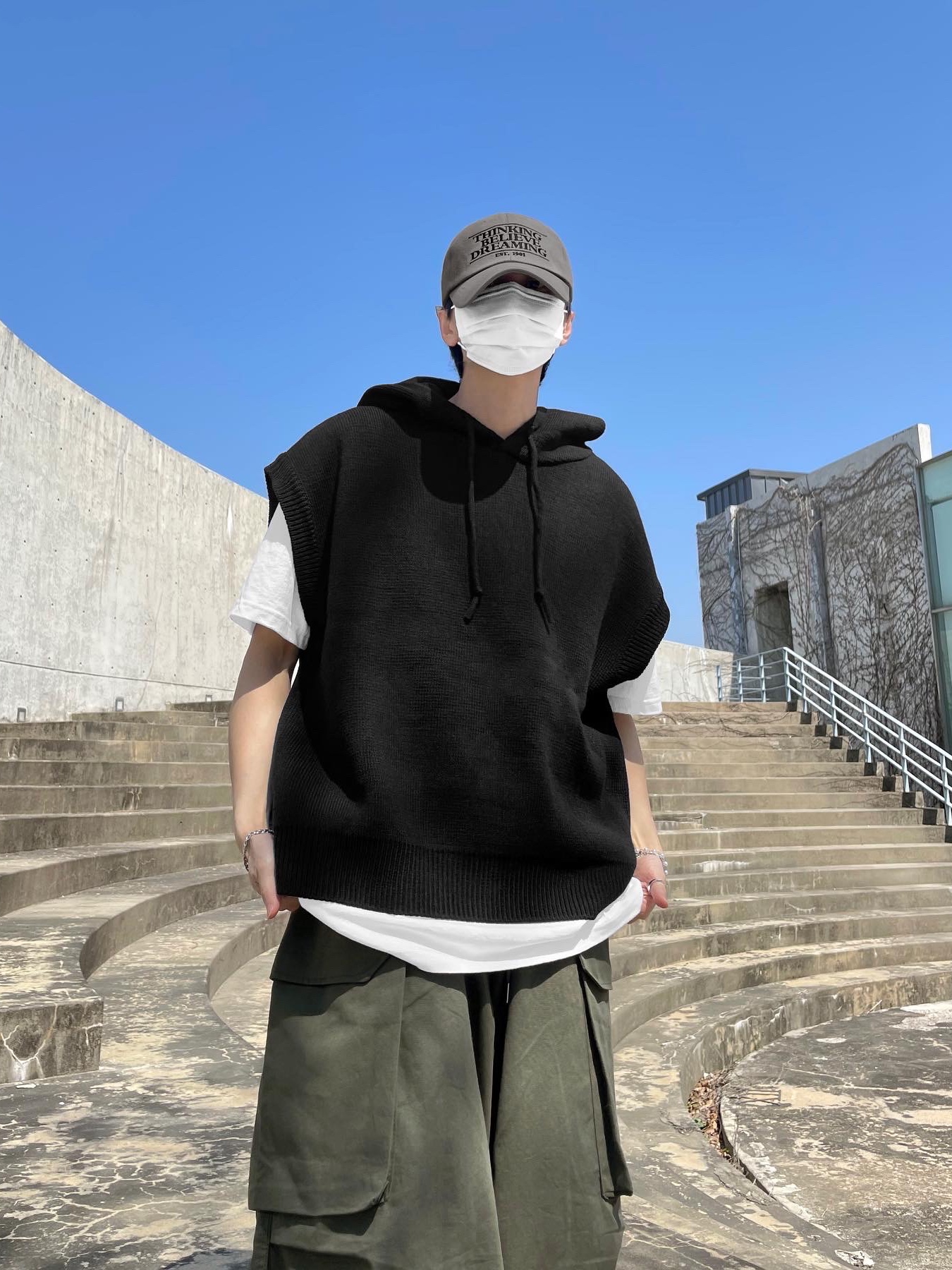 Balenciaga Defender Sneakers Beige 착용 스타일 - 4