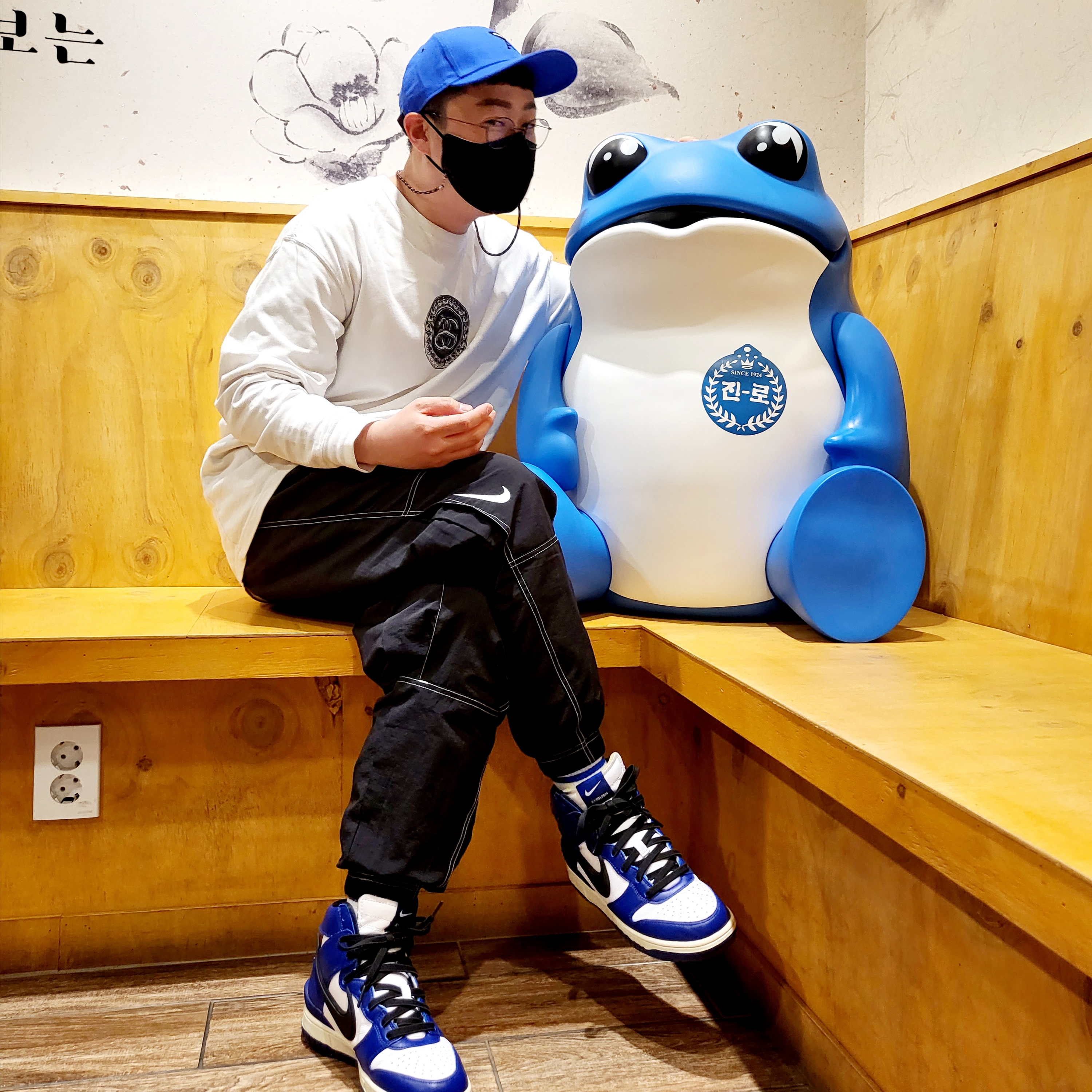 Puma x AMI Low Curve Cap Dazzling Blue, Nike x Stussy Big Swoosh LS T-Shirt White - US/EU 착용 스타일 - 4