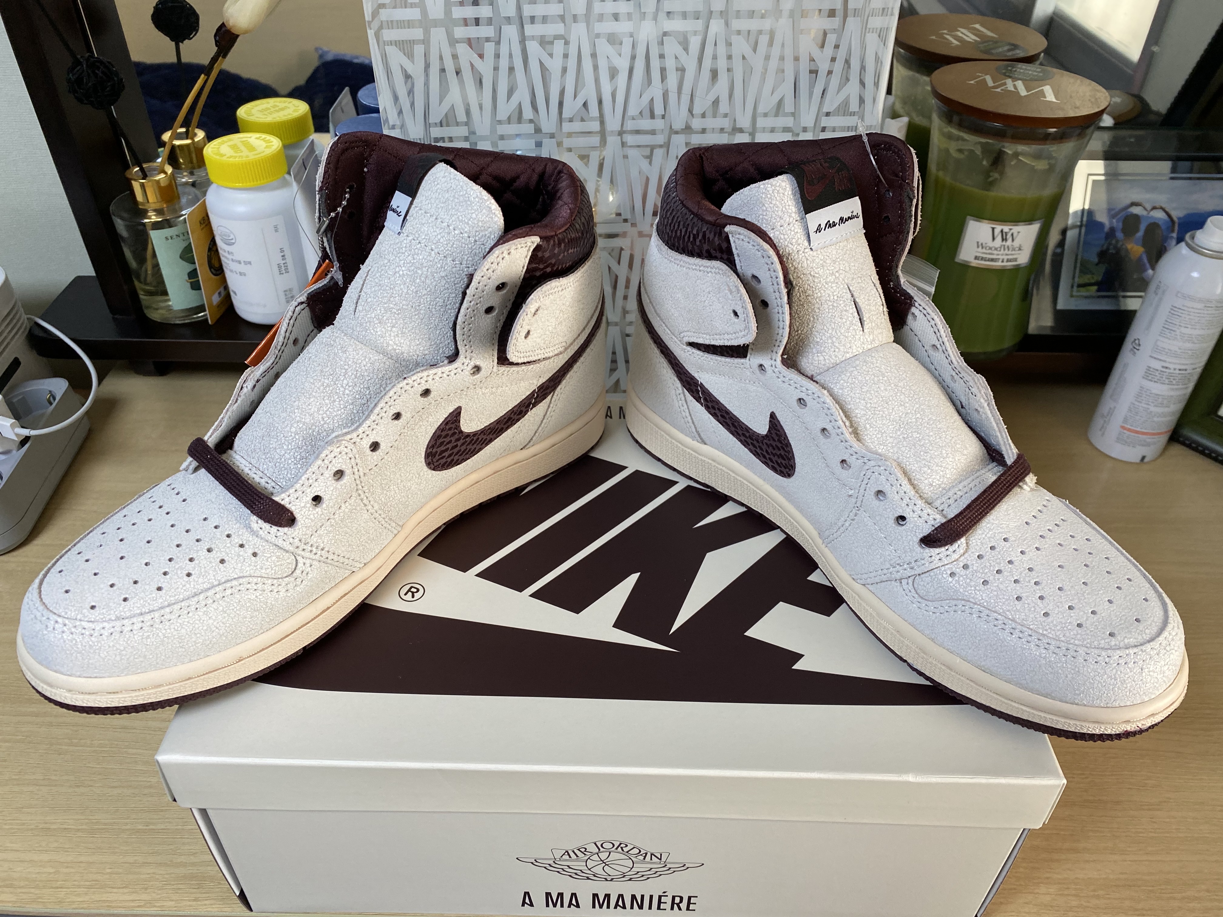 Jordan 1 x A Ma Maniere Retro High OG SP Sail and Burgundy 착용 스타일 - 2