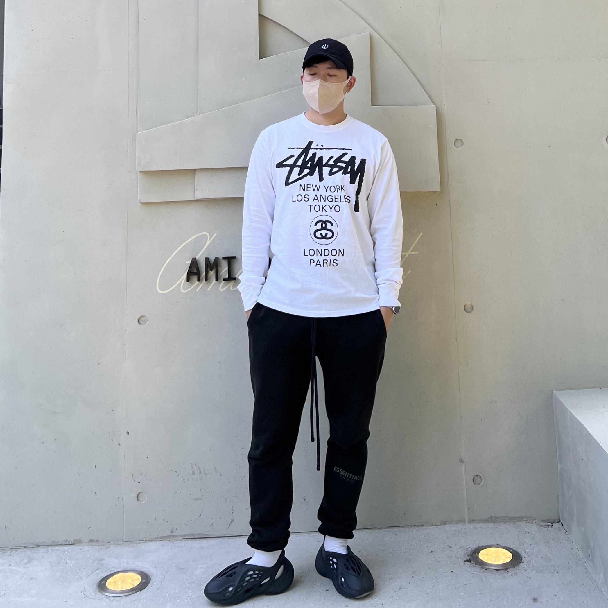 Stussy World Tour LS T-Shirt White, Essentials The Core Collection Sweatpants Black 착용 스타일 - 1