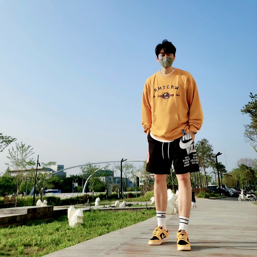 Nike Dunk Low Retro Championship Goldenrod 착용 스타일 - 1