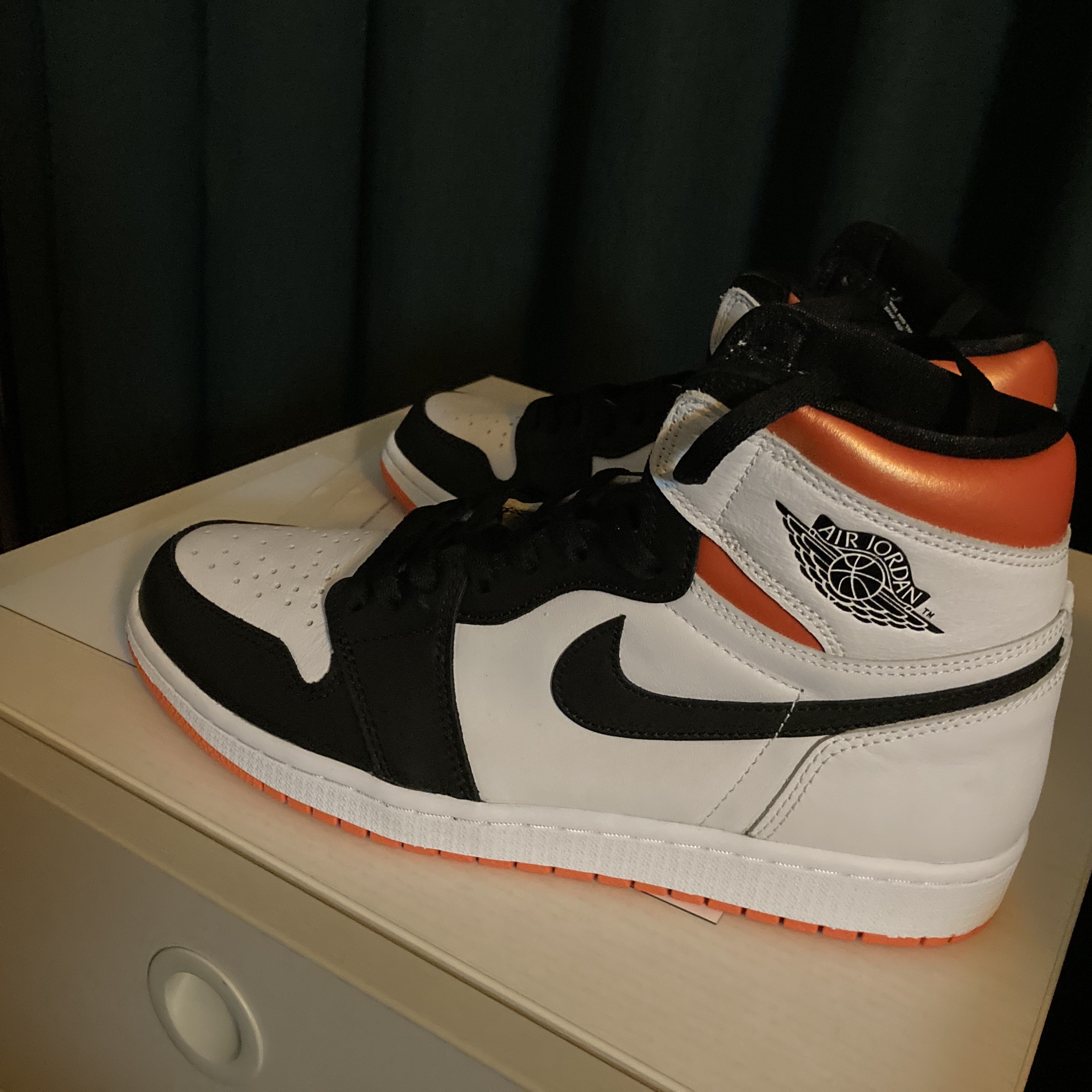 Jordan 1 Retro High OG Electro Orange 착용 스타일