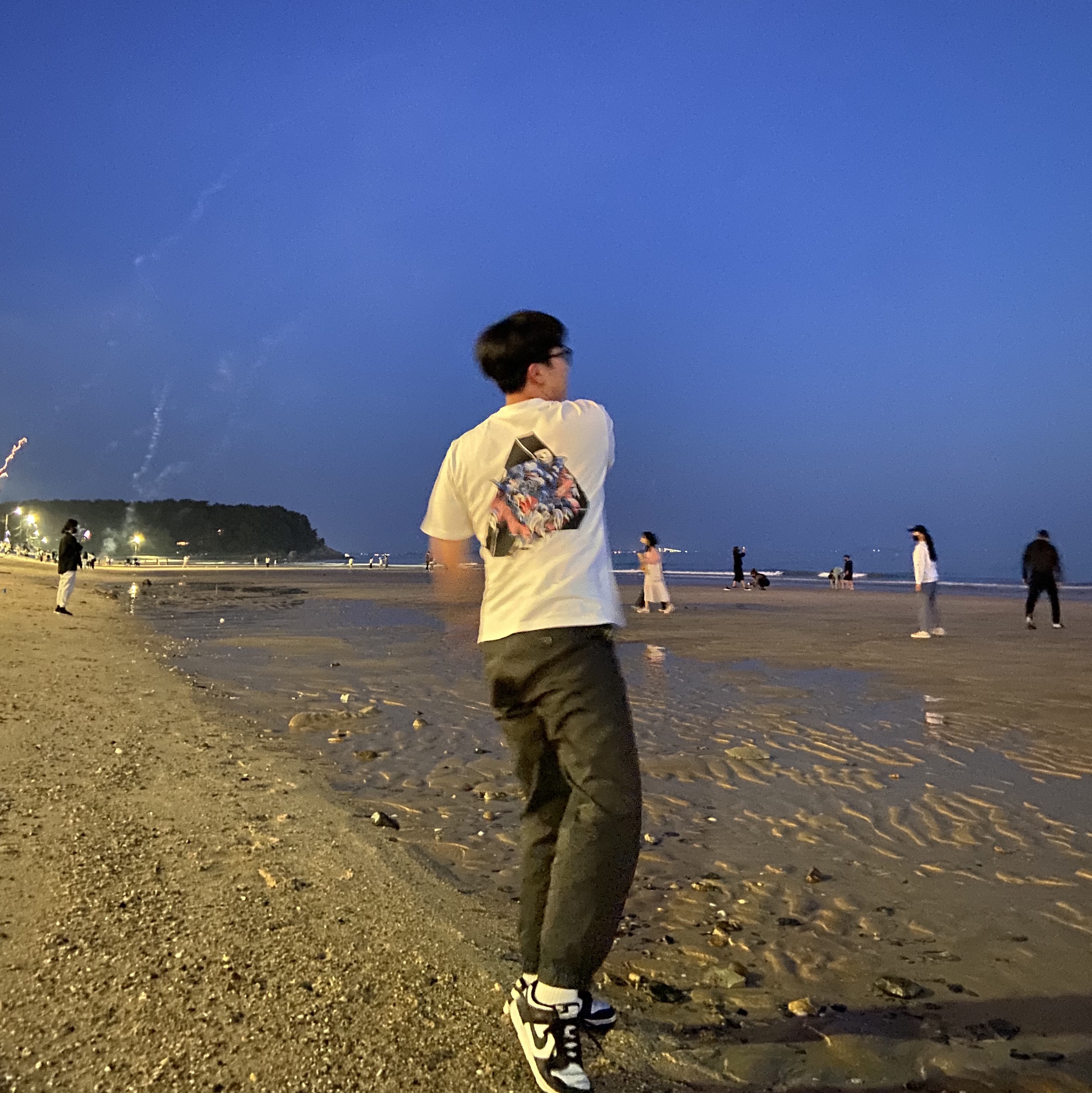 Palace Ripped T-Shirt White - 19FW, Nike Dunk Low Retro Black 착용 스타일 - 3