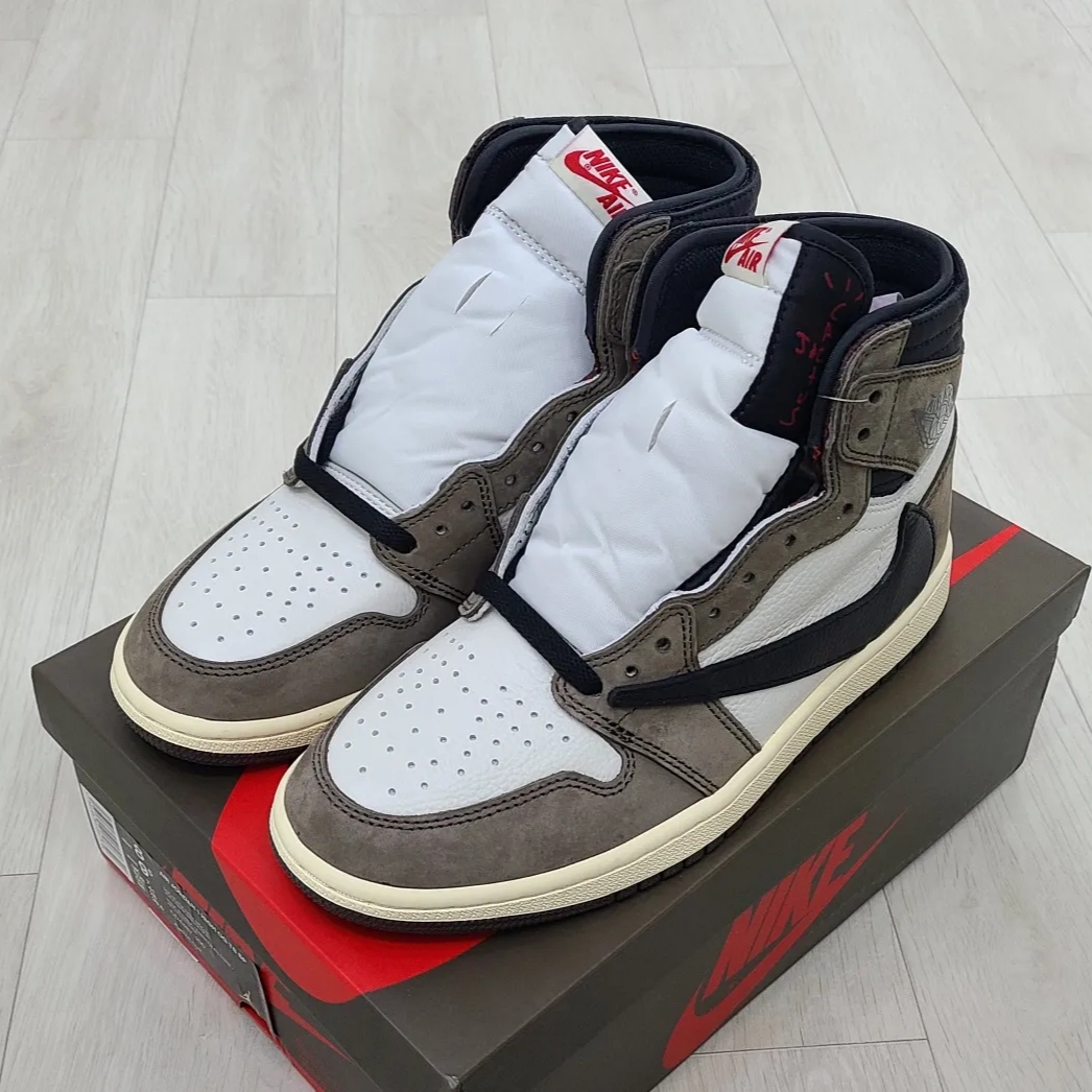 Jordan 1 x Travis Scott Retro High OG SP Mocha 착용 스타일 - 2