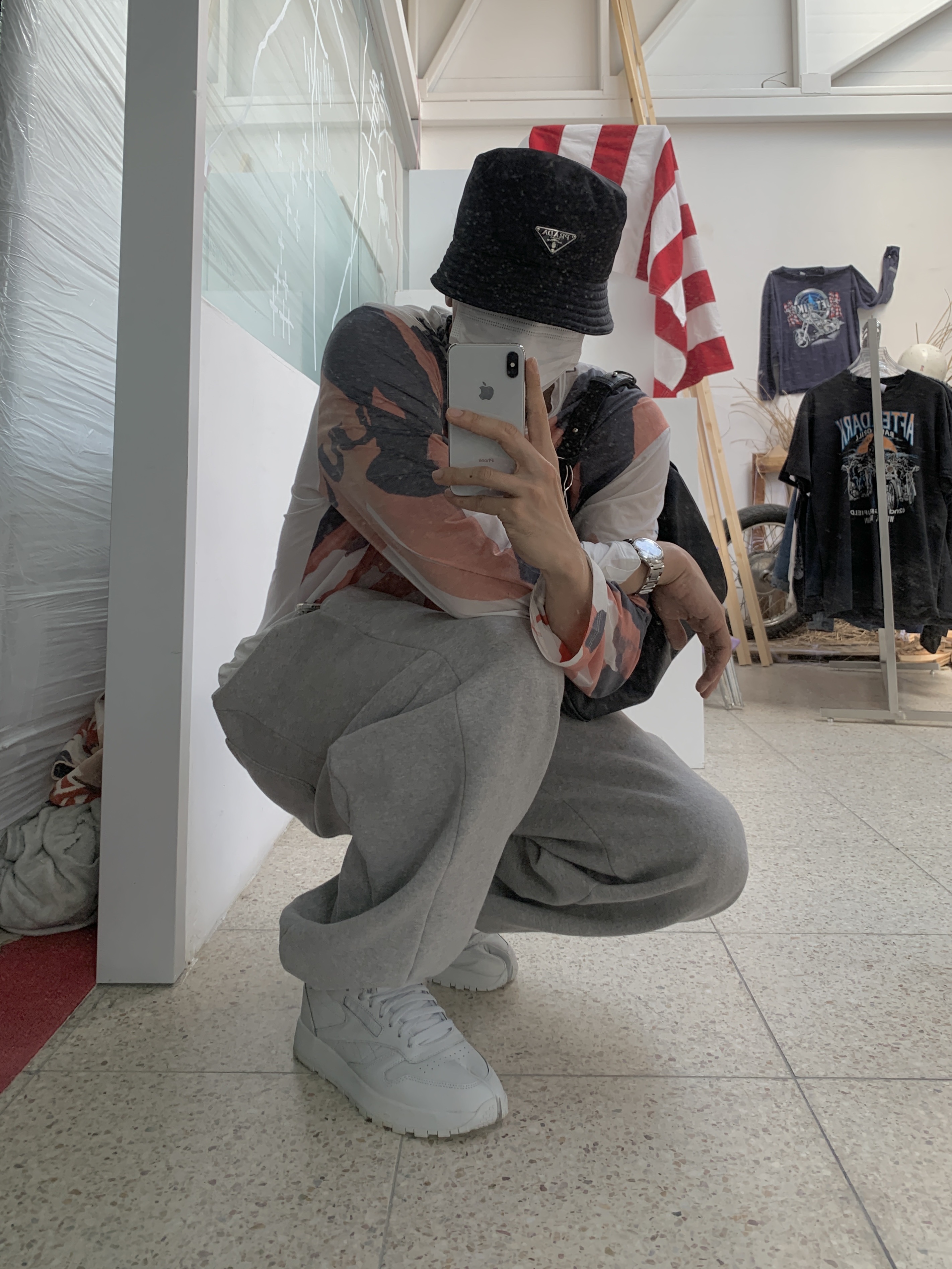 Reebok x Maison Margiela Classic Leather Tabi Shoes Grey, Prada Re-Nylon Bucket Hat Black 착용 스타일 - 3