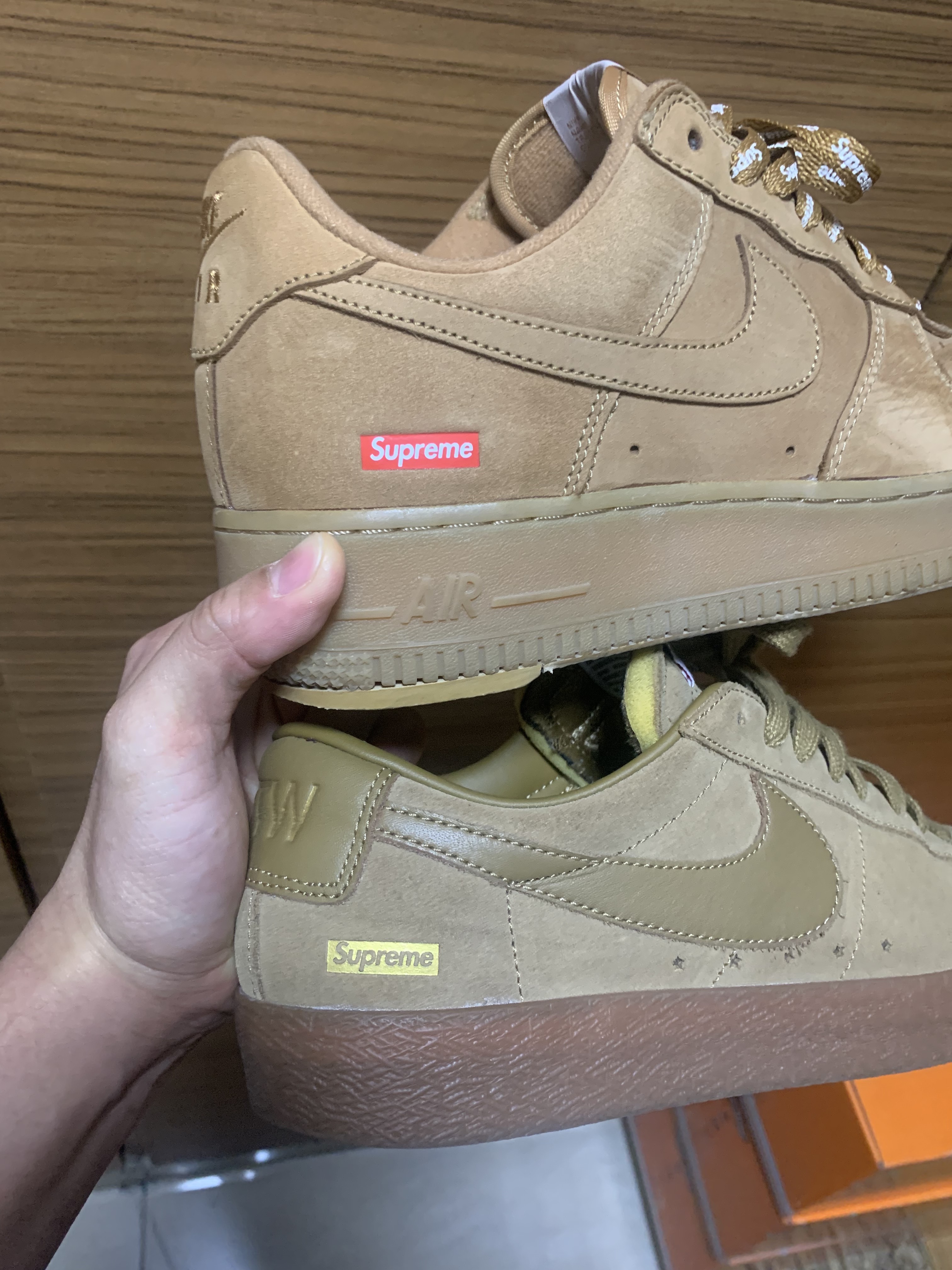 Nike x Supreme Air Force 1 Low Flax, Nike x Supreme SB Blazer Low GT Golden Beige 착용 스타일