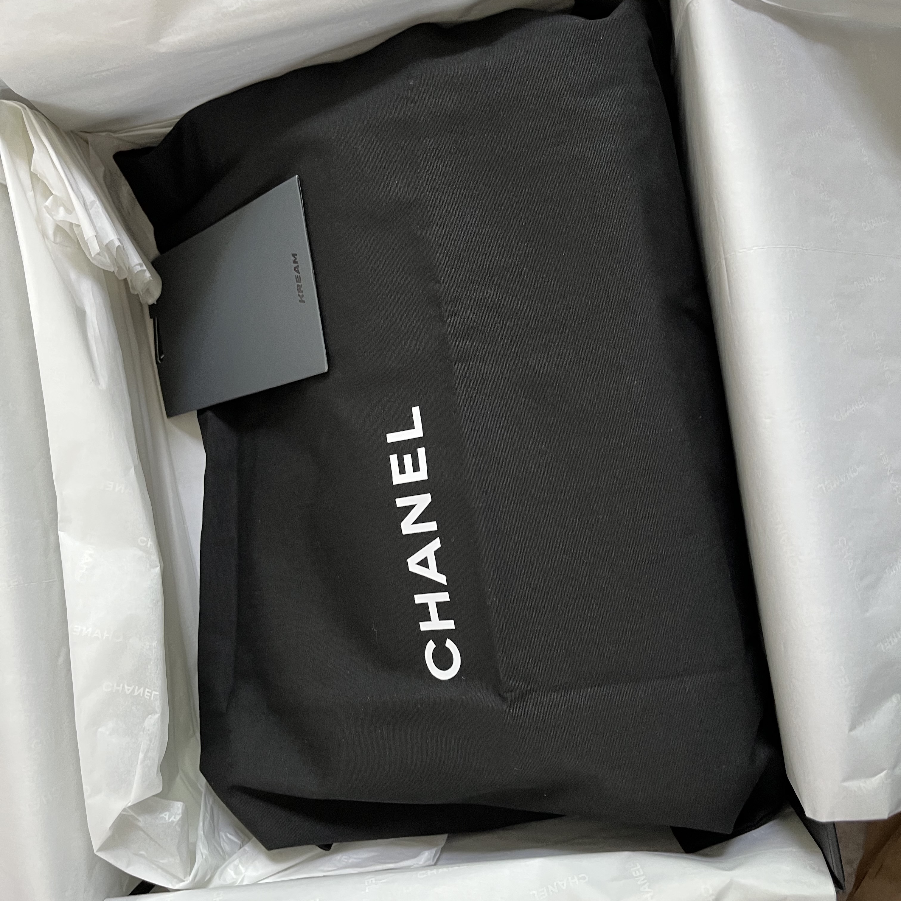 Chanel Medium Boy Chanel Handbag Grained Calfskin & Ruthenium Black 착용 스타일 - 5