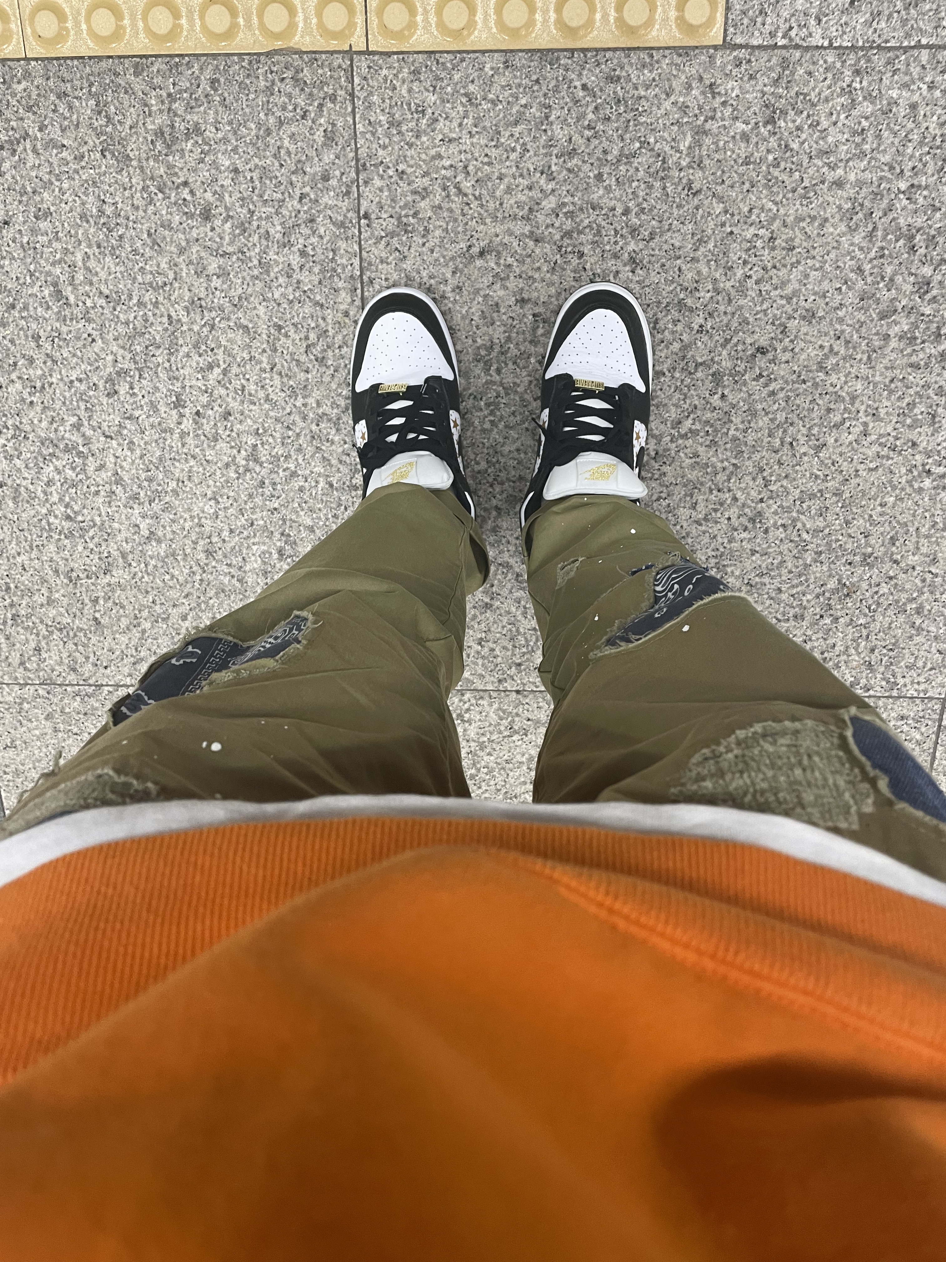 Nike x Supreme SB Dunk Low Black 착용 스타일